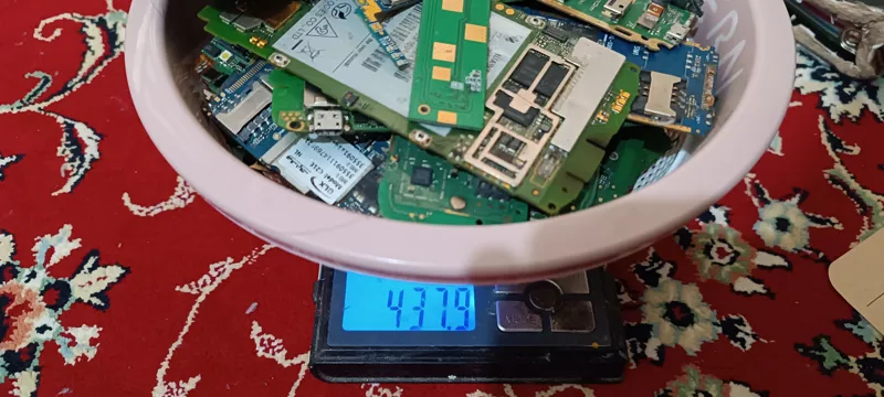 برد صفحه کلید طلایی و اندرویدی