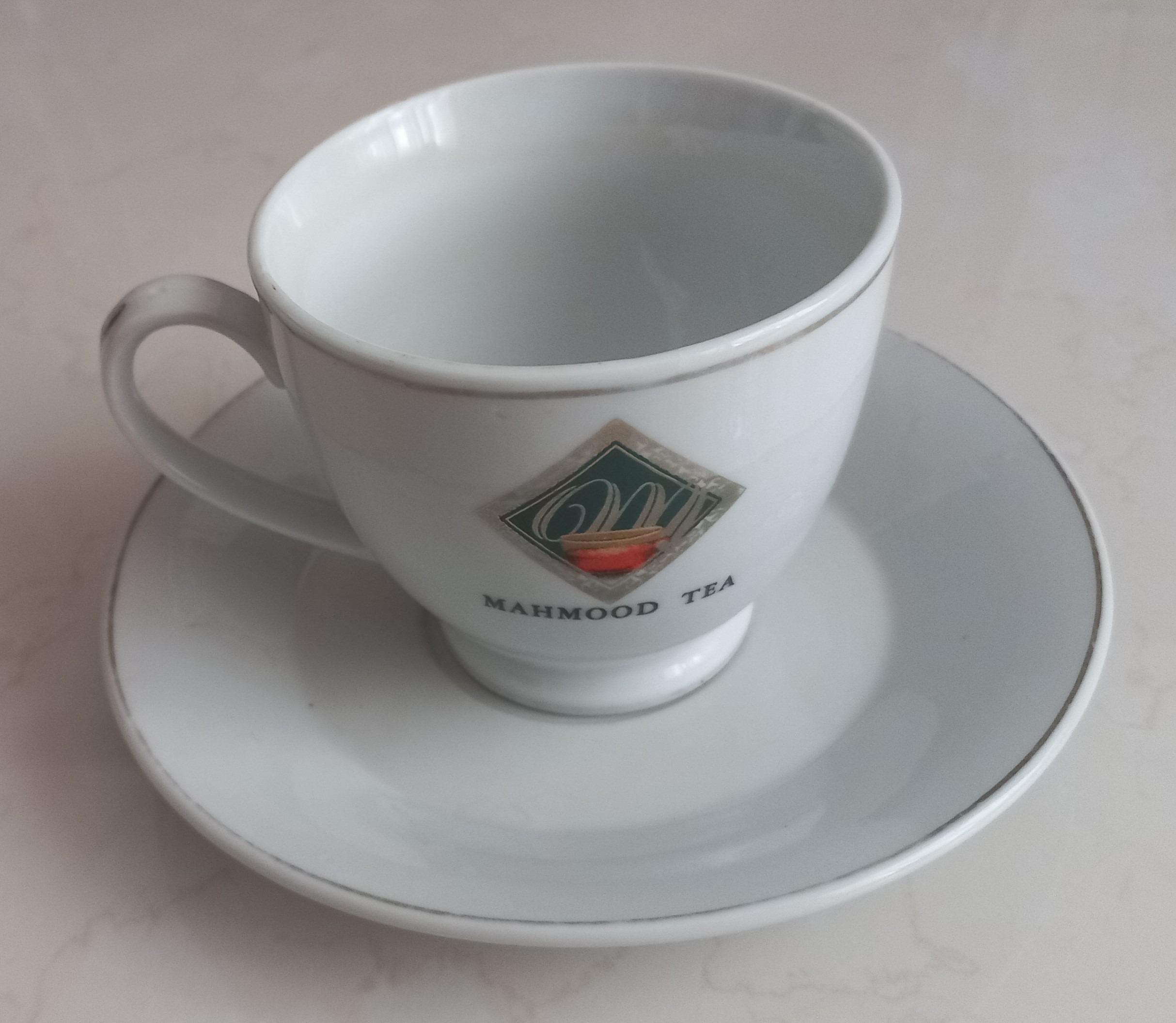 یک عدد فنجان و نعلبکی