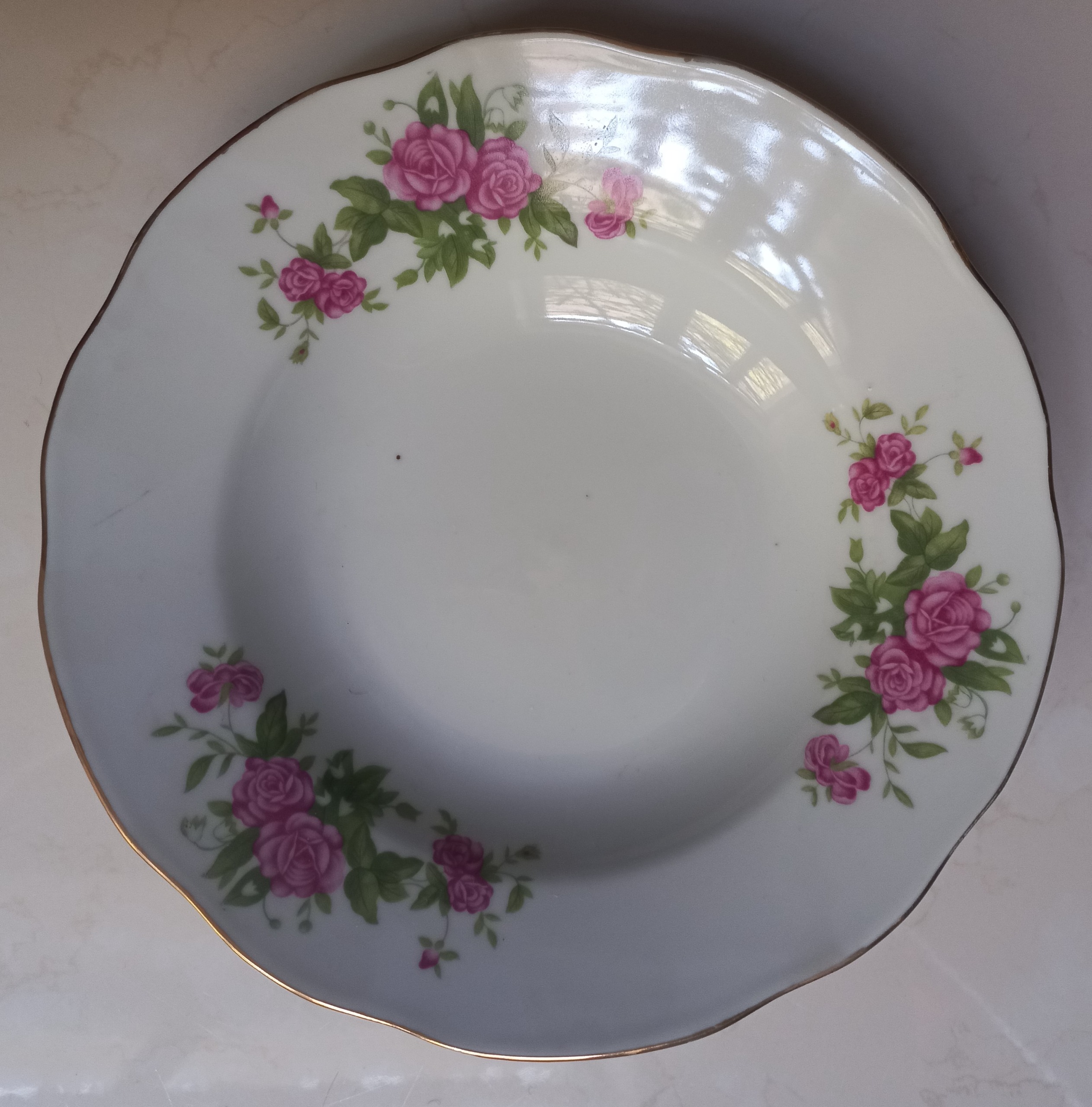 یک عدد خورشت خوری بزرگ چینی گل سرخی