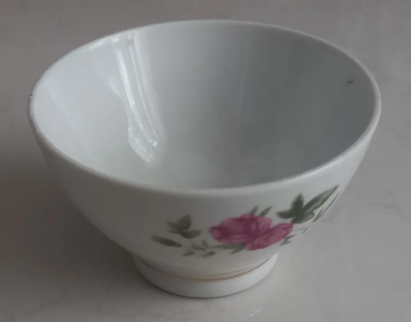 یک عدد پیاله ترشی خوری چینی طرح گل سرخی