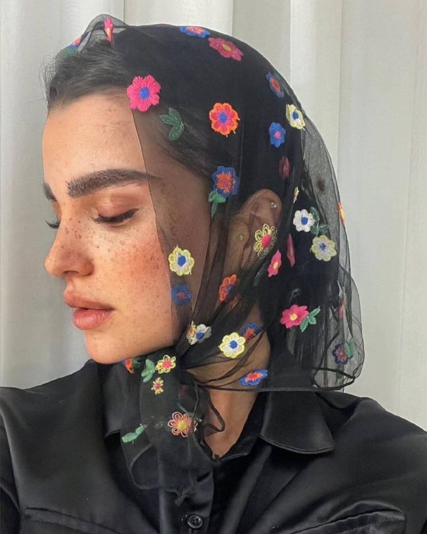 مینی اسکارف مشکی طرح گل بابونه