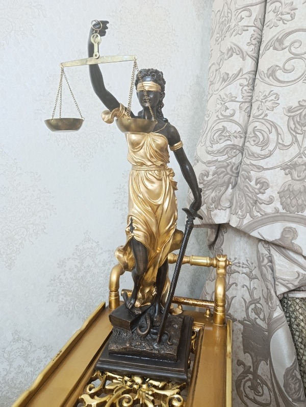 مجسمه عدالت پلی استر