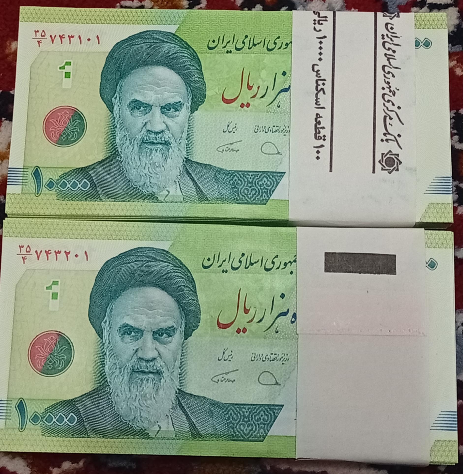 دو بسته اسکناس از یک باکس