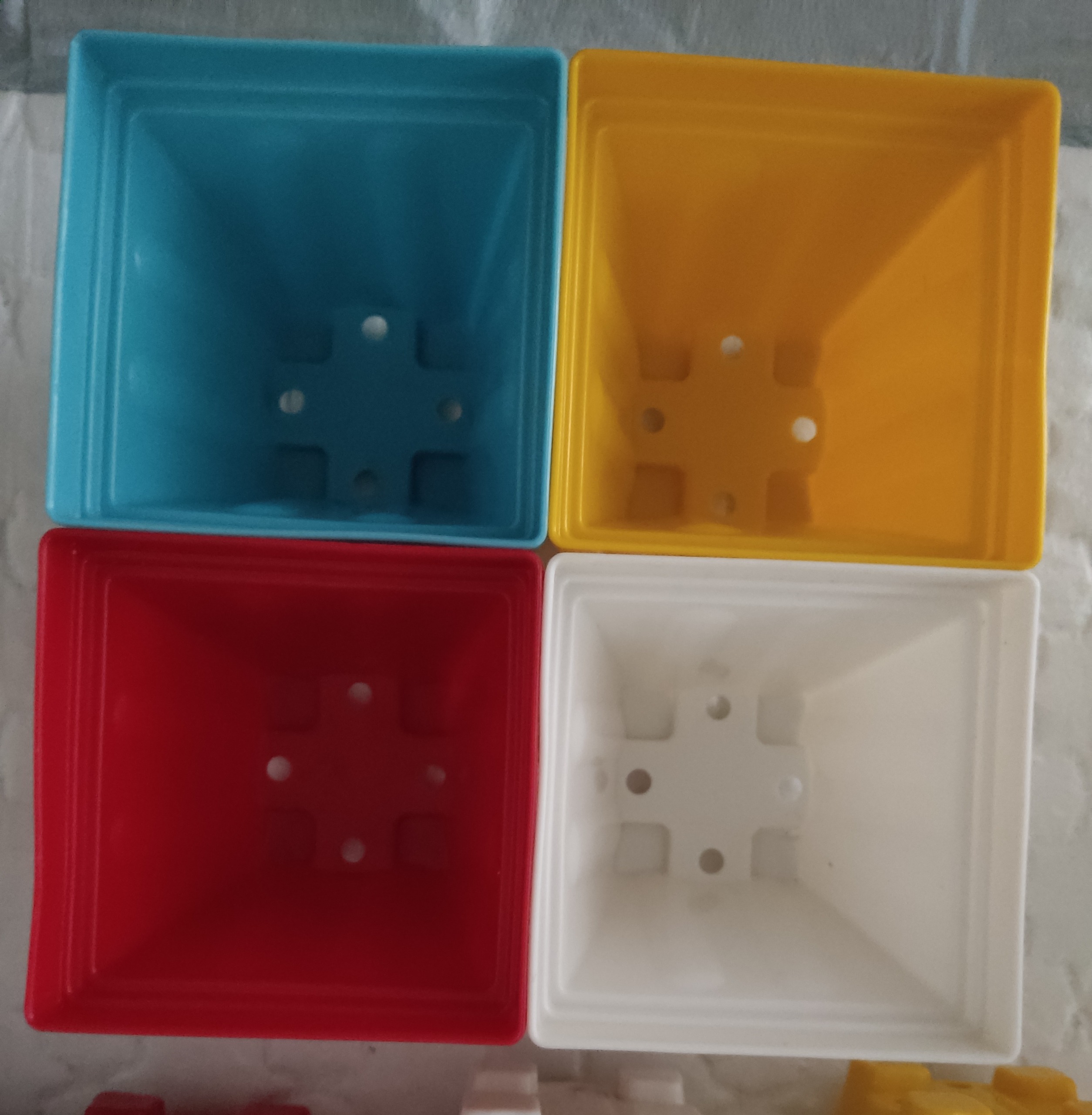 200 عدد گلدان پلاستیکی چارگوش