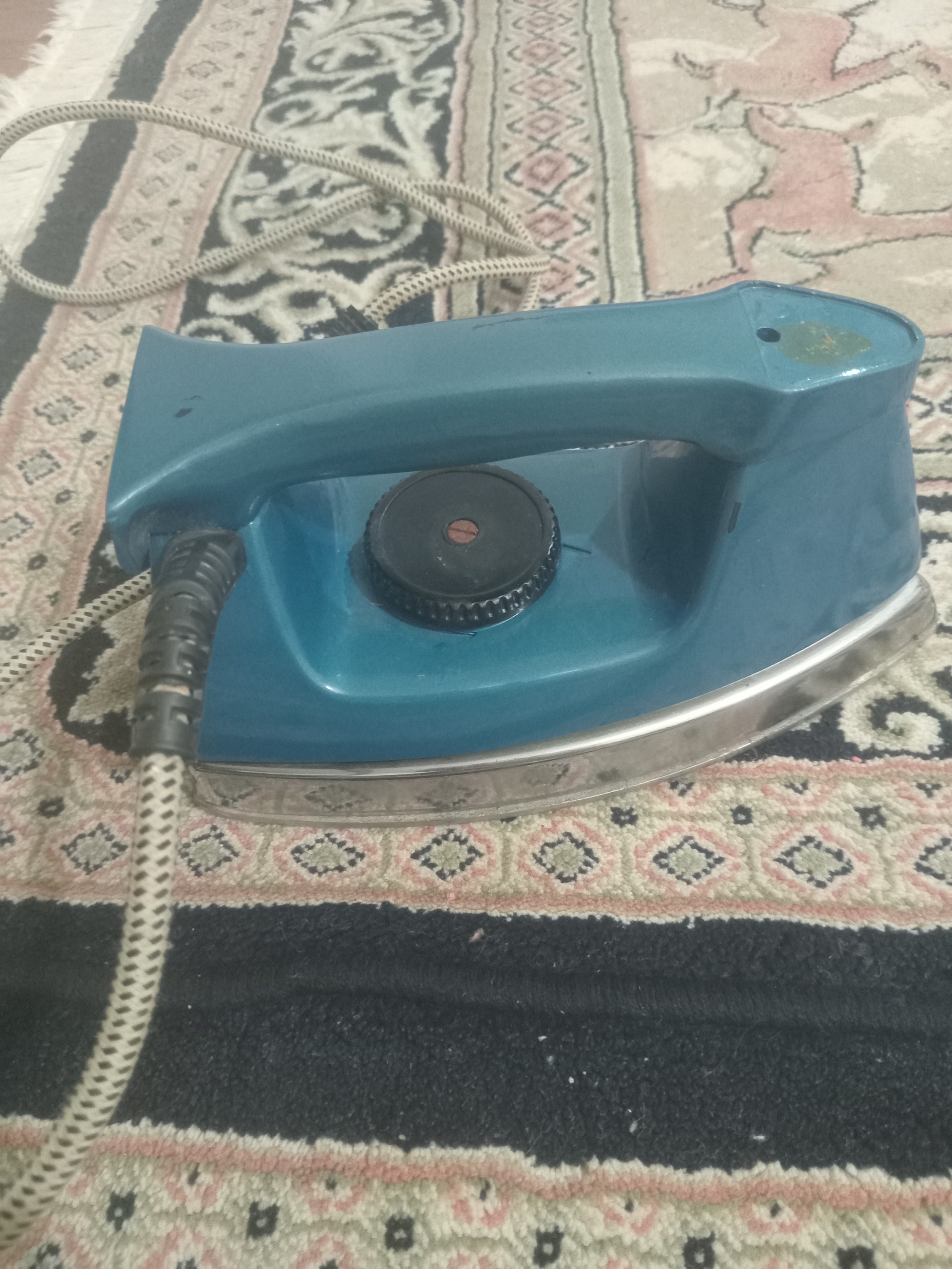 اتو قدیمی سنگی