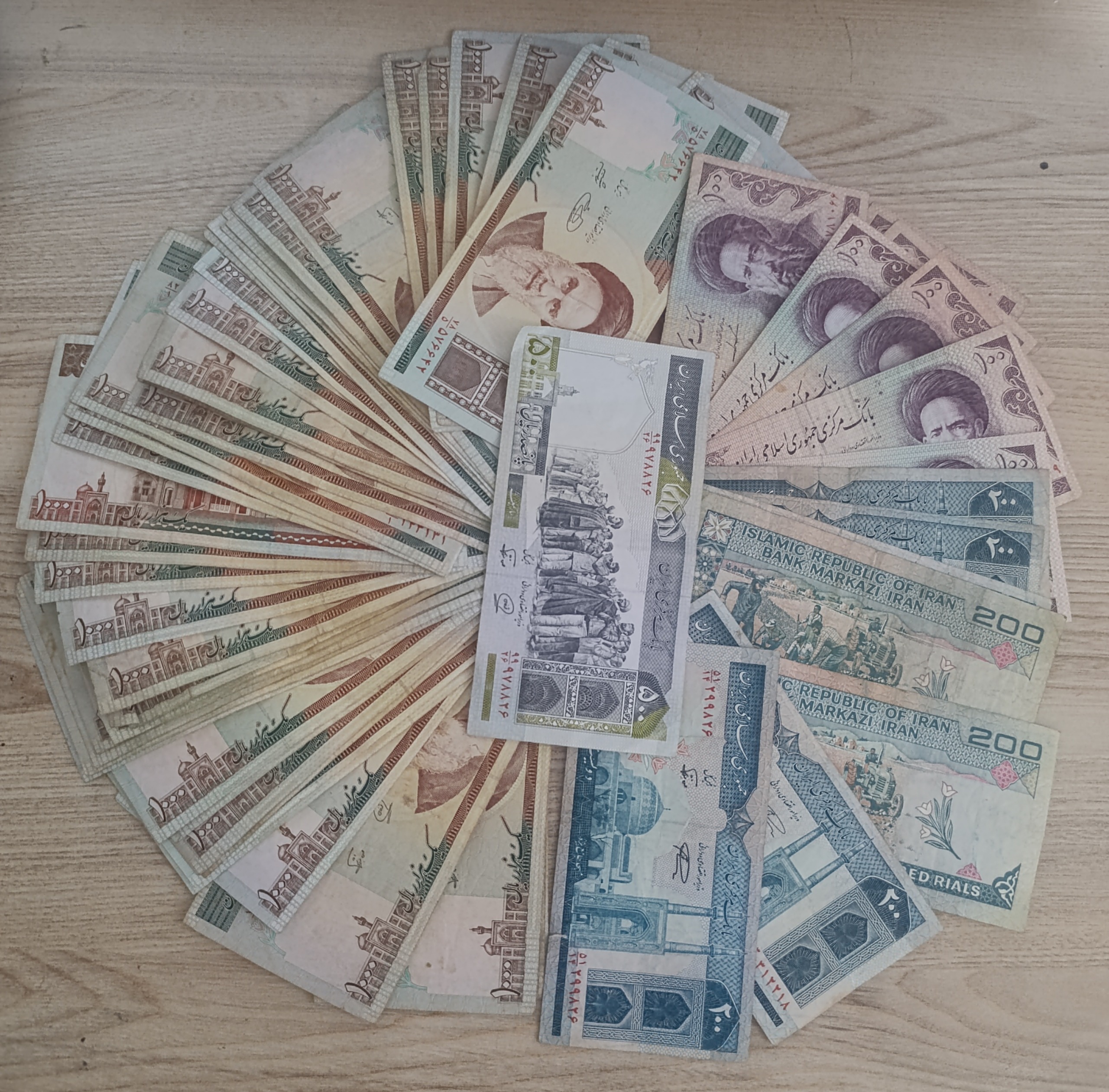 66 برگ اسکناس جمهوری مدرس و تظاهراتی و
