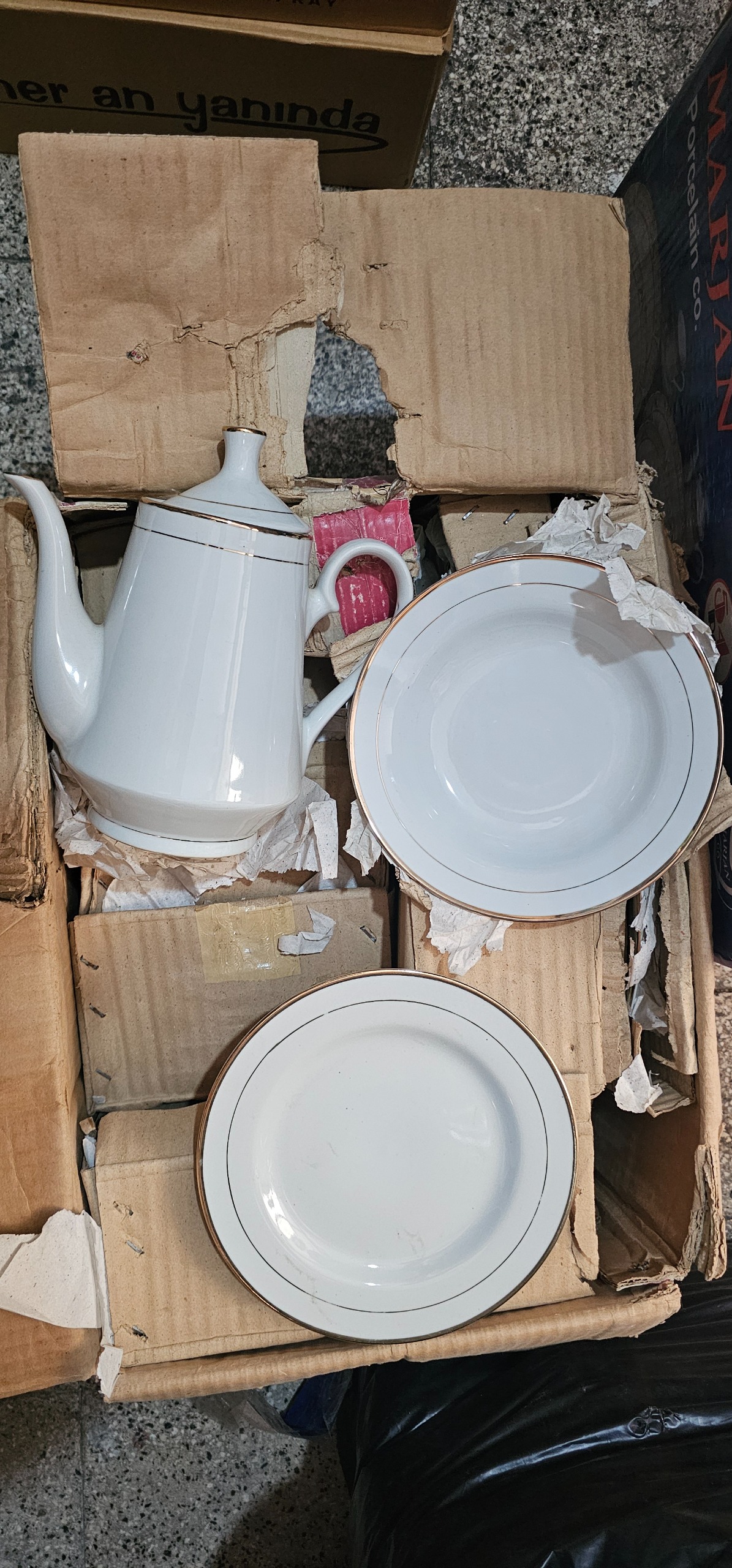 سرویس چینی 8نفره لب طلا خارجی