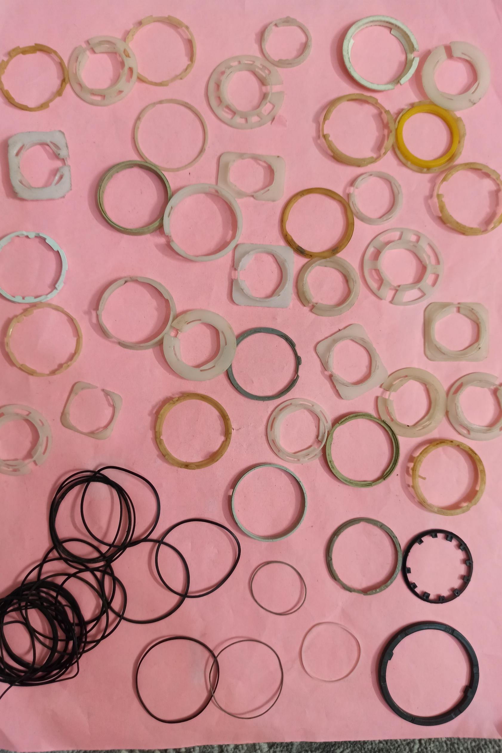 زه پلاستیکی و واشر لاستیکی ساعت مچی قدیمی