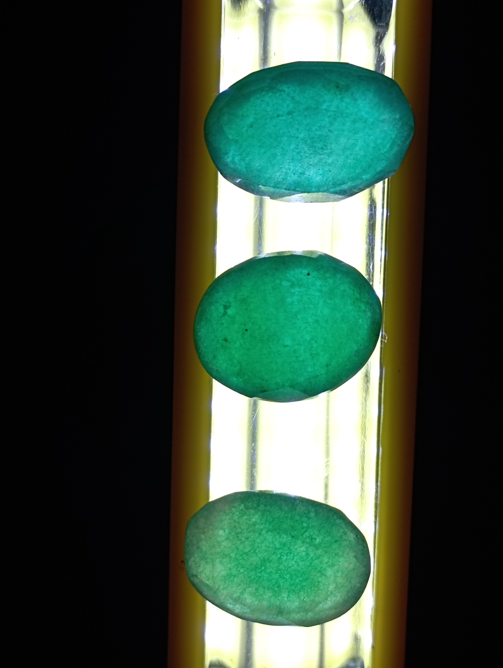 پک زمرد معدنی خوشرنگ