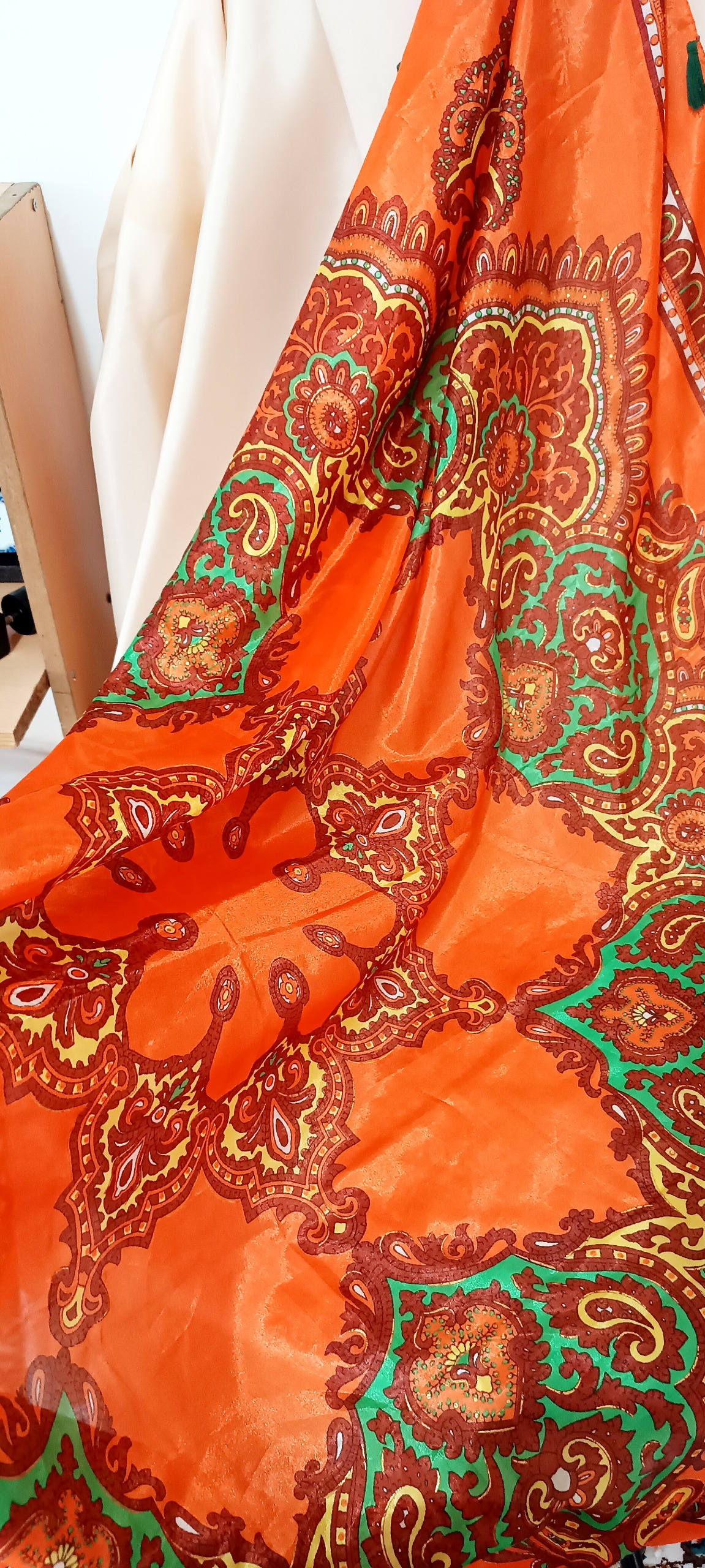 روسری نارنجی و سبز