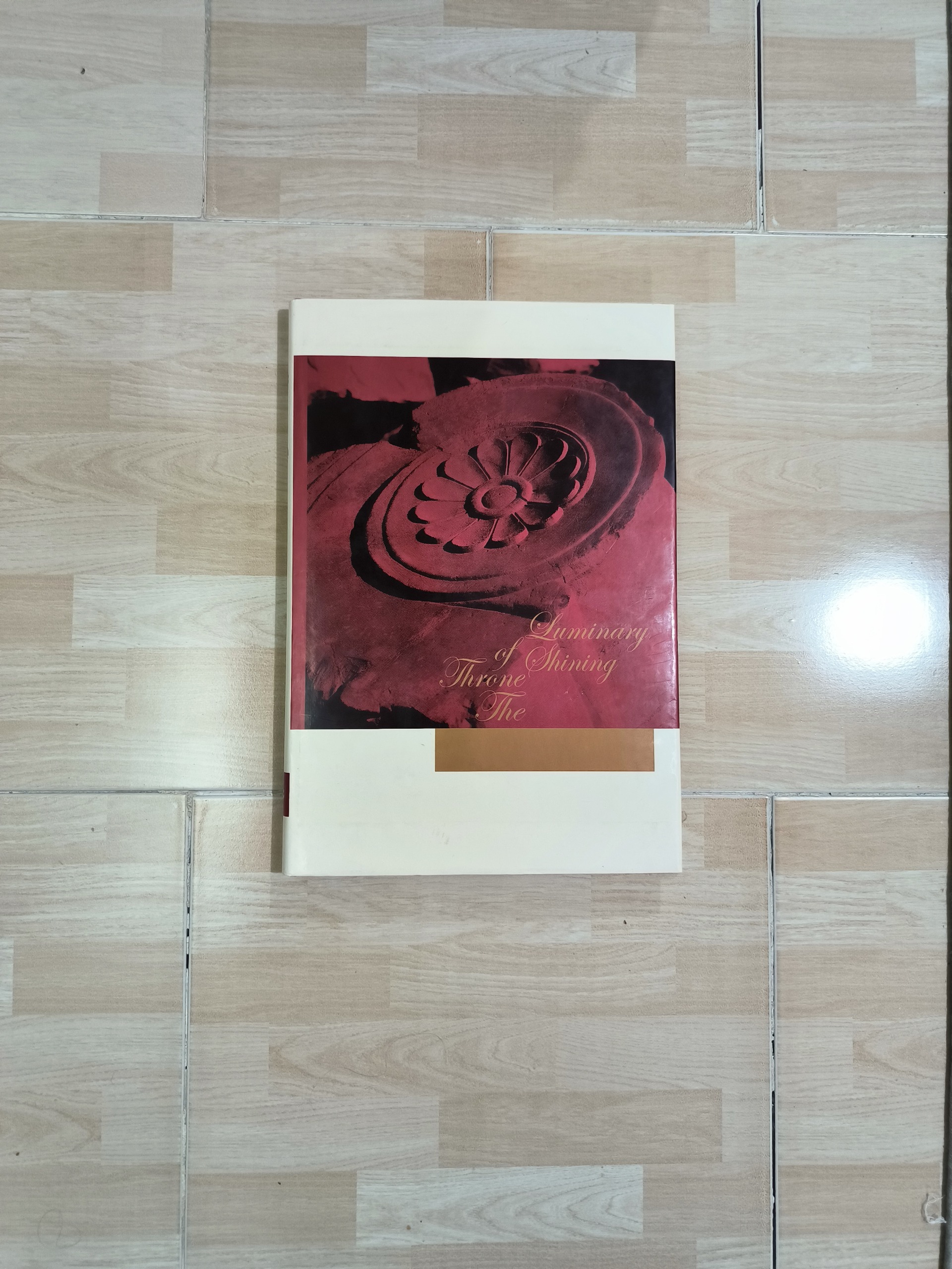 کتاب تخت گاه فروغ روشن