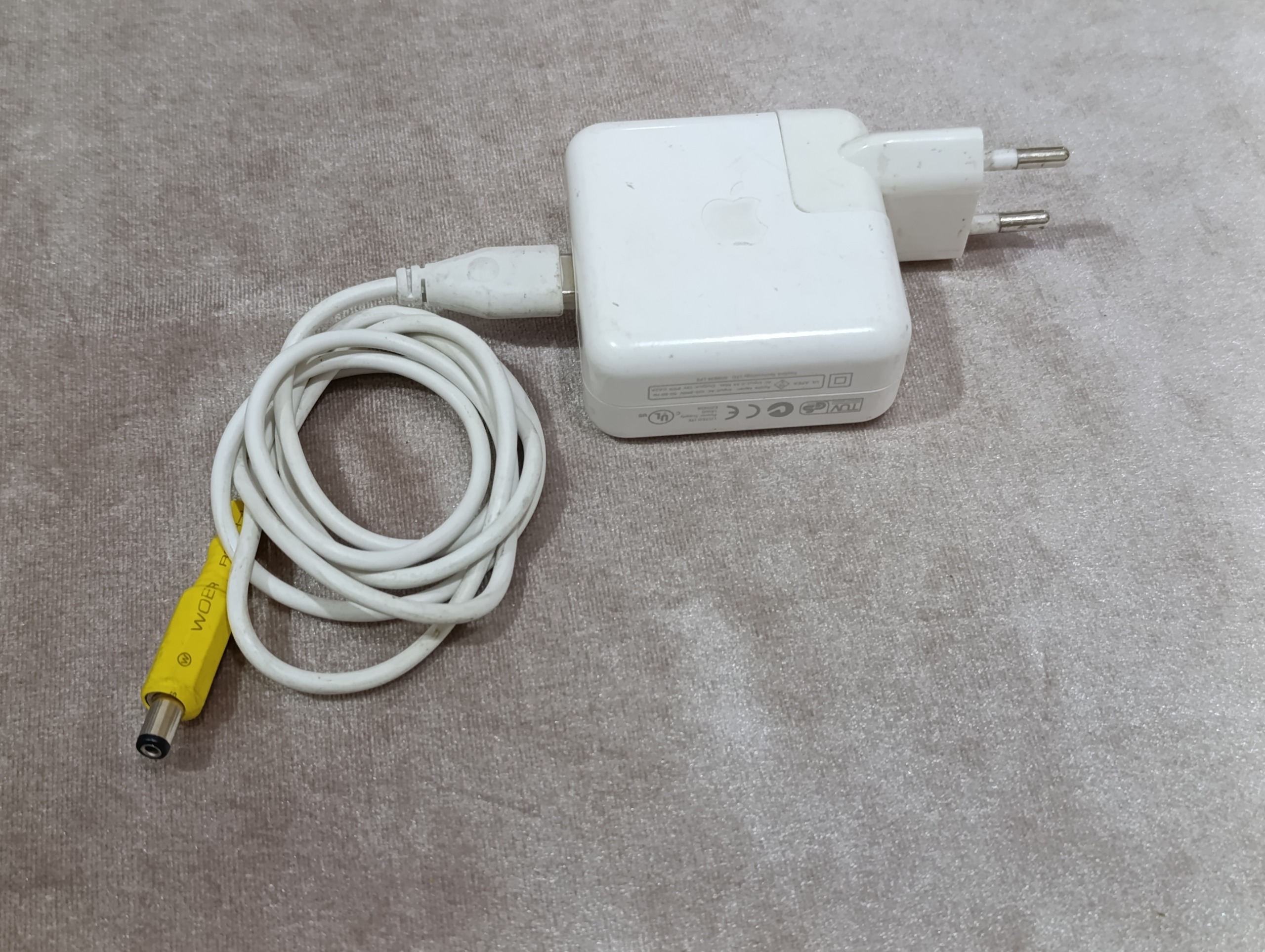 شارژر اورجینال رو کارتنی  لپ تاپ اپل Apple 13w وات