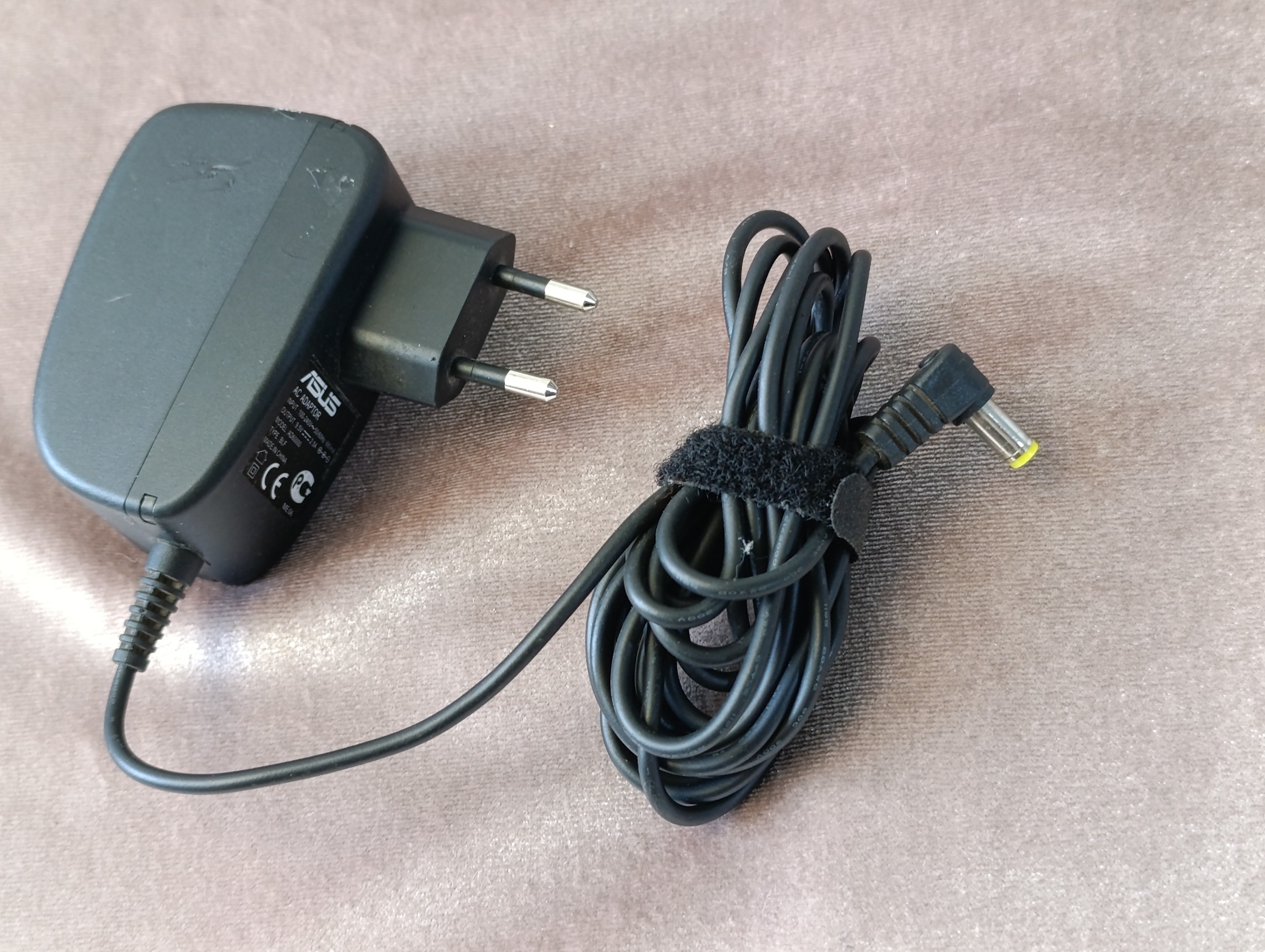 شارژر لپ تاپ ایسوس 9/5 ولت اصل سرجعبه ای