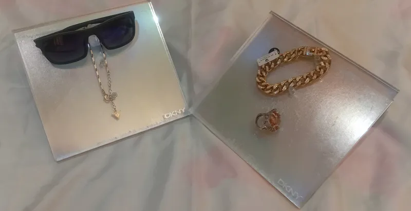 استند عینک جواهراتDKNY اصل