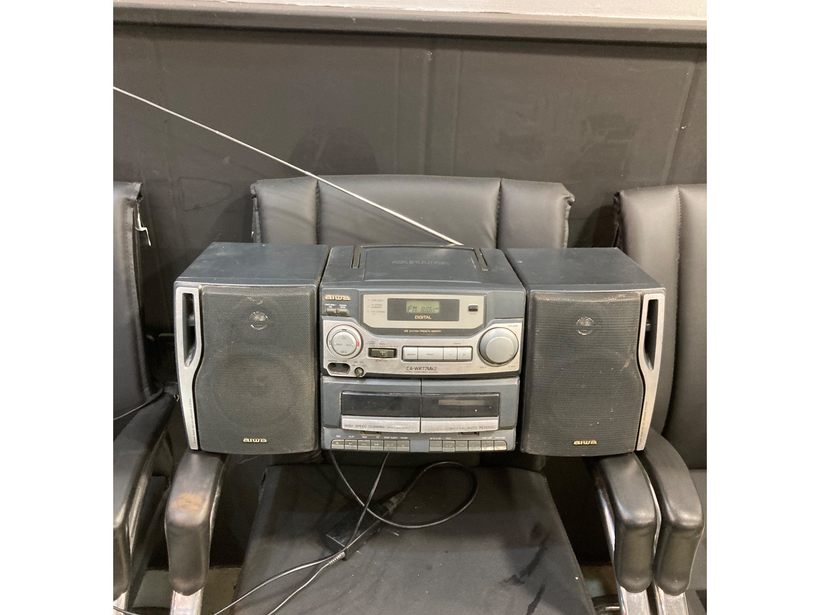 ضبط و رادیو قدیمی