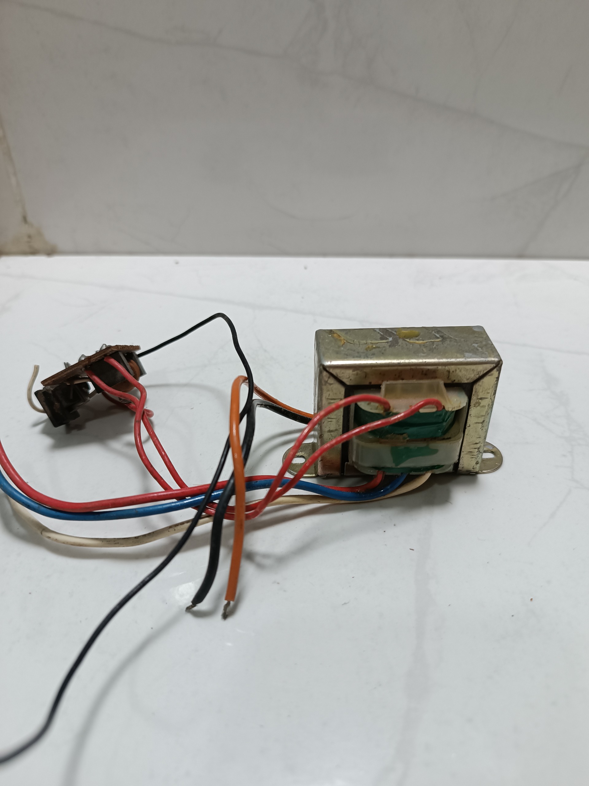 ترانس 6 تا 9 ولت آداپتور خور