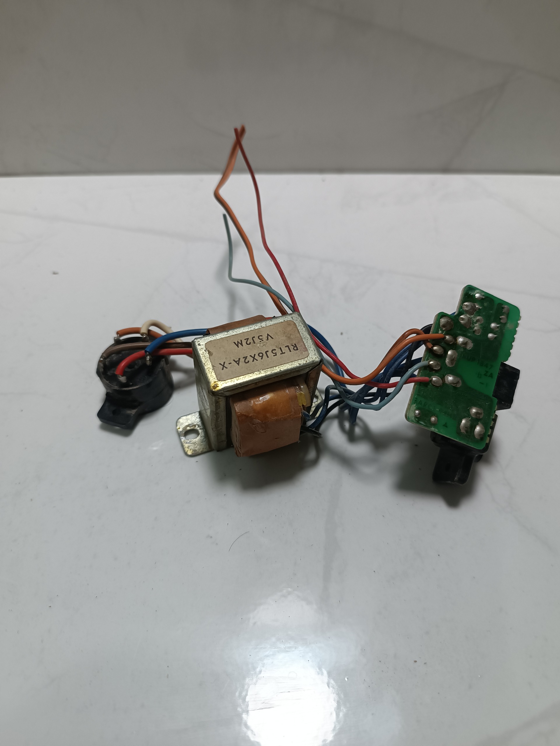 ترانس 9 ولت ناسیونال ژاپن به همراه فیش و تبدیل