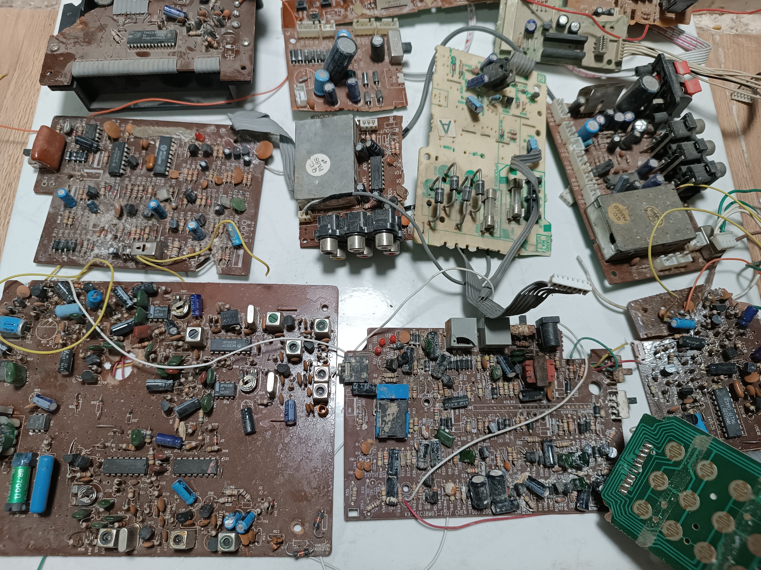 نزدیک یک کیلو برد الکترونیکی