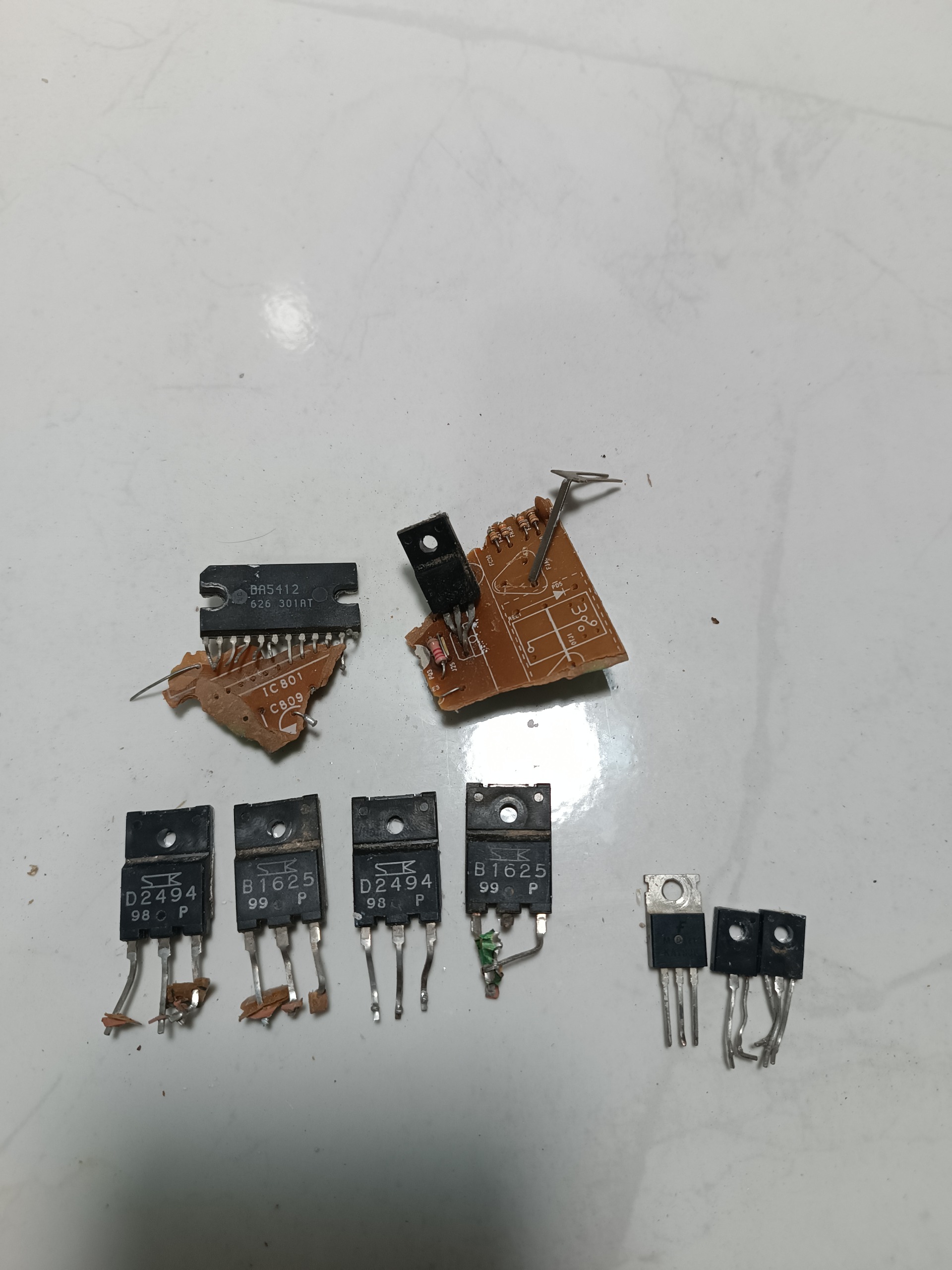 تعداد 9عدد ترانزیستور