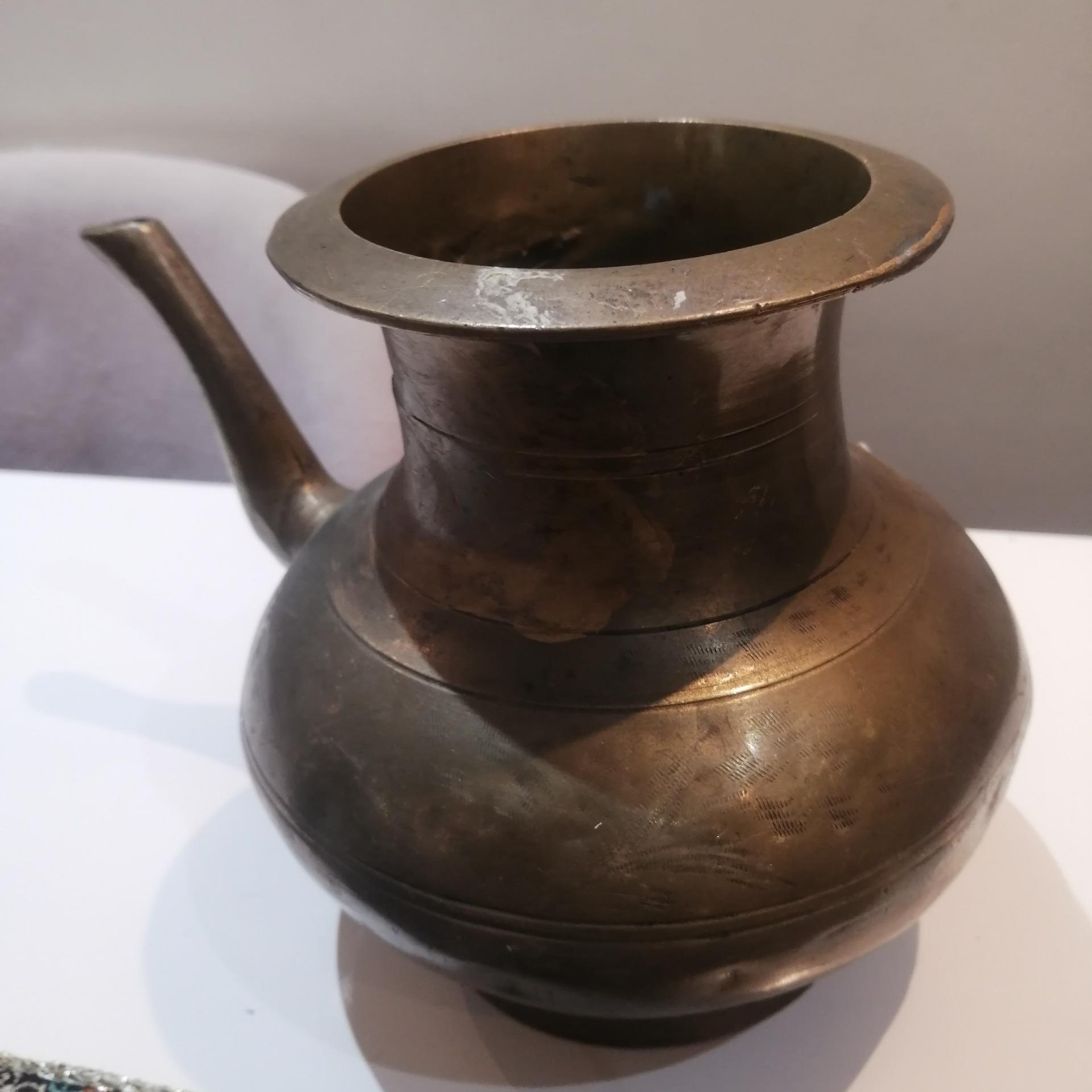 ابریق برنجی کهنه توضیحات دارد