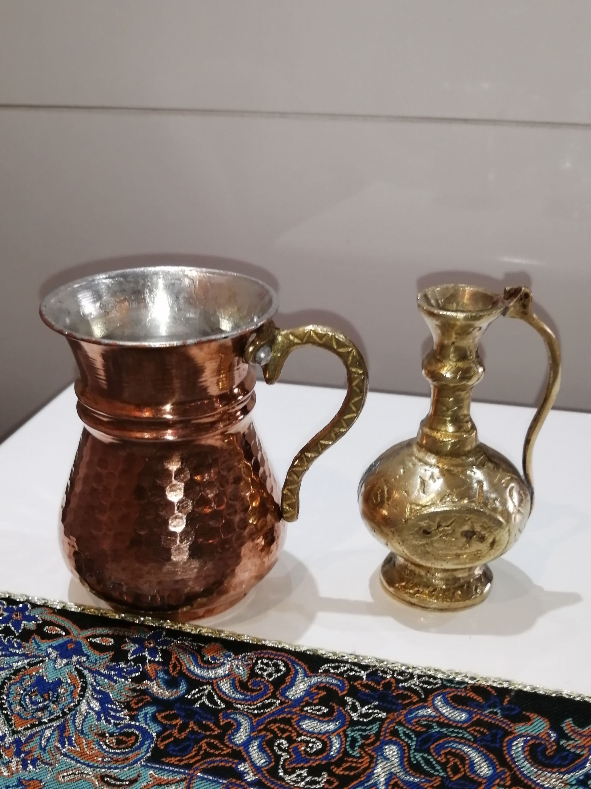 آفتابه برنجی و ظرف مسی کوچک