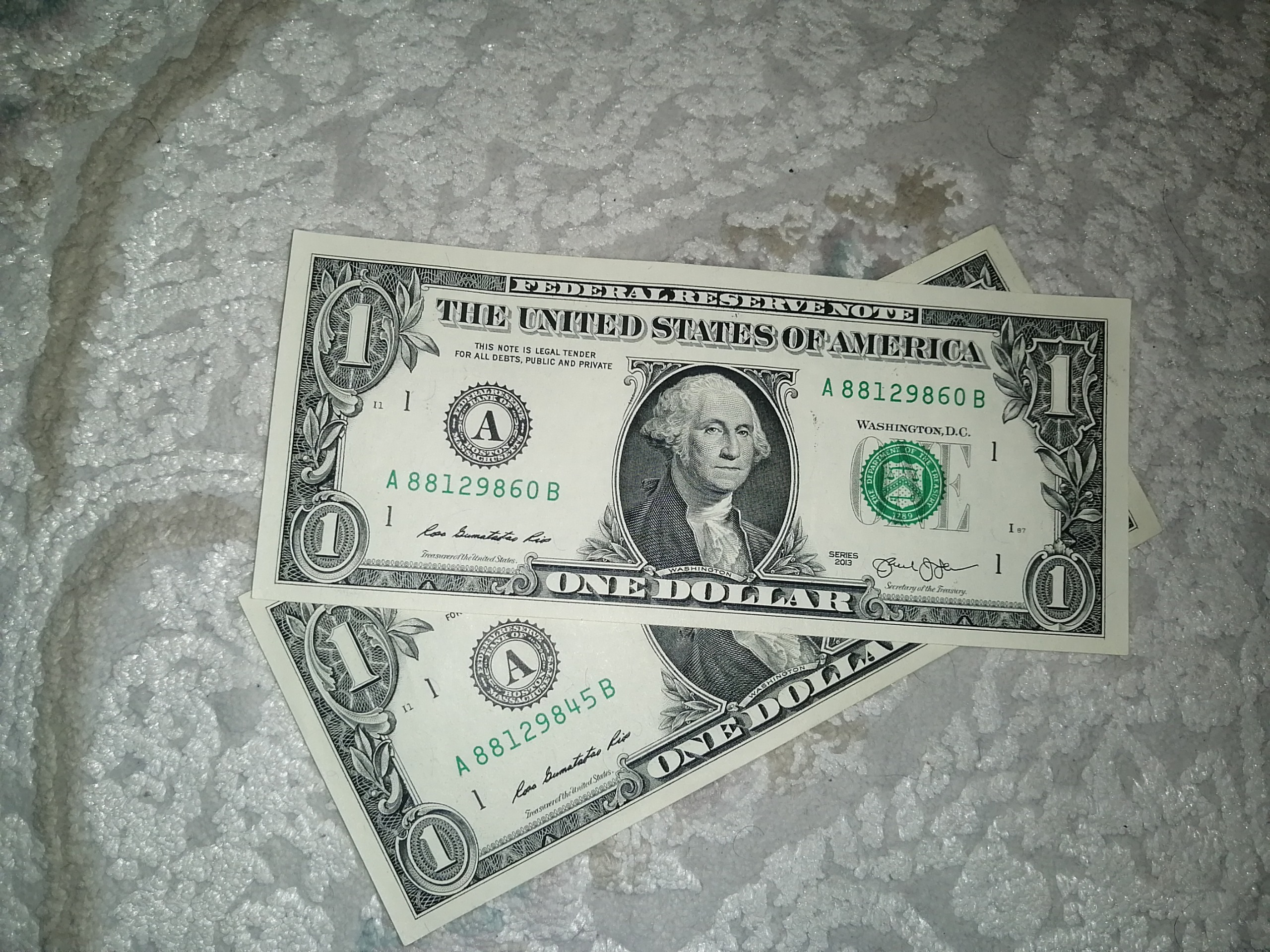 دو عدد 1دلاری از یک بسته 2013