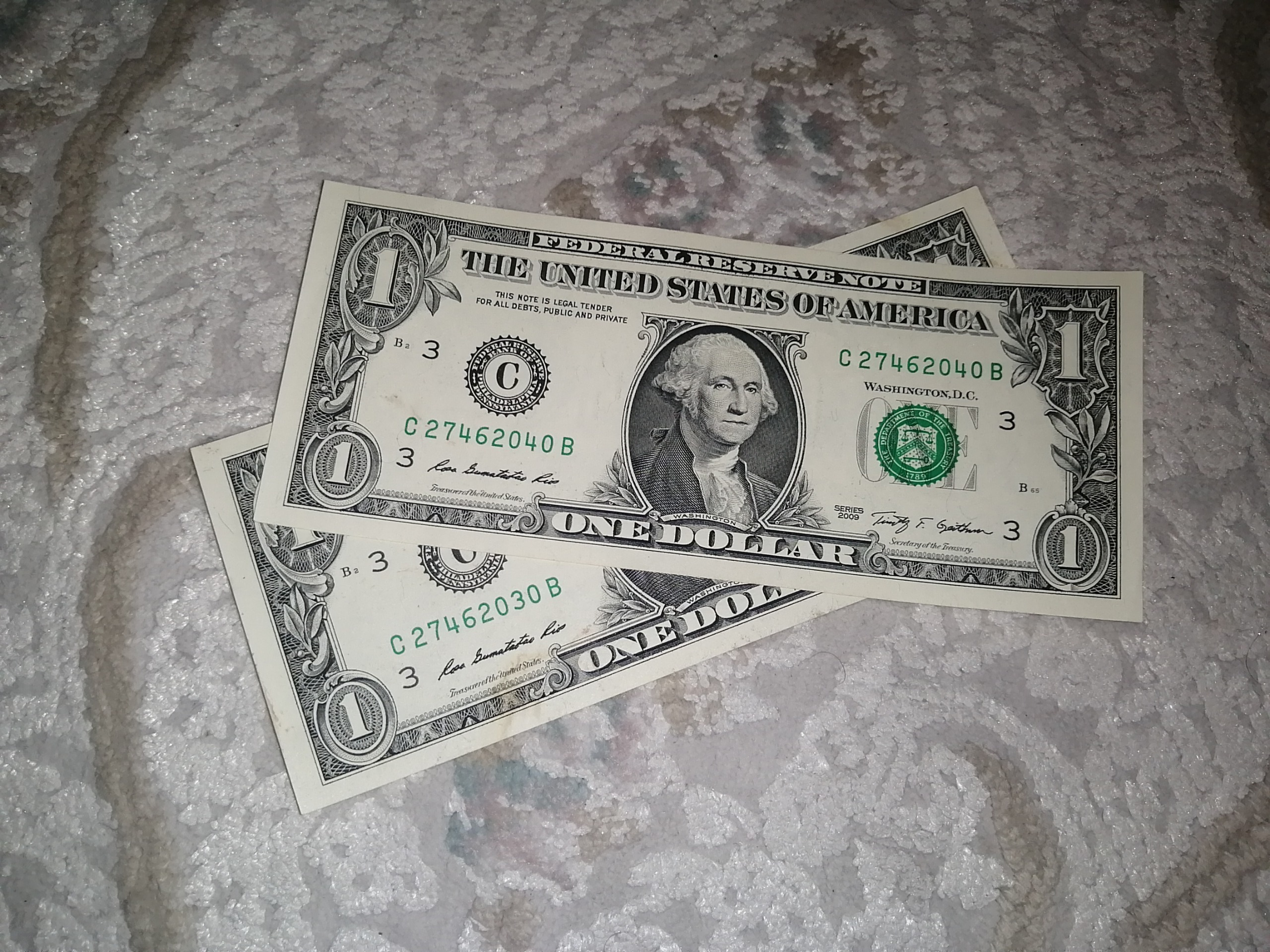 دو عدد 1دلاری از یک بسته 2009