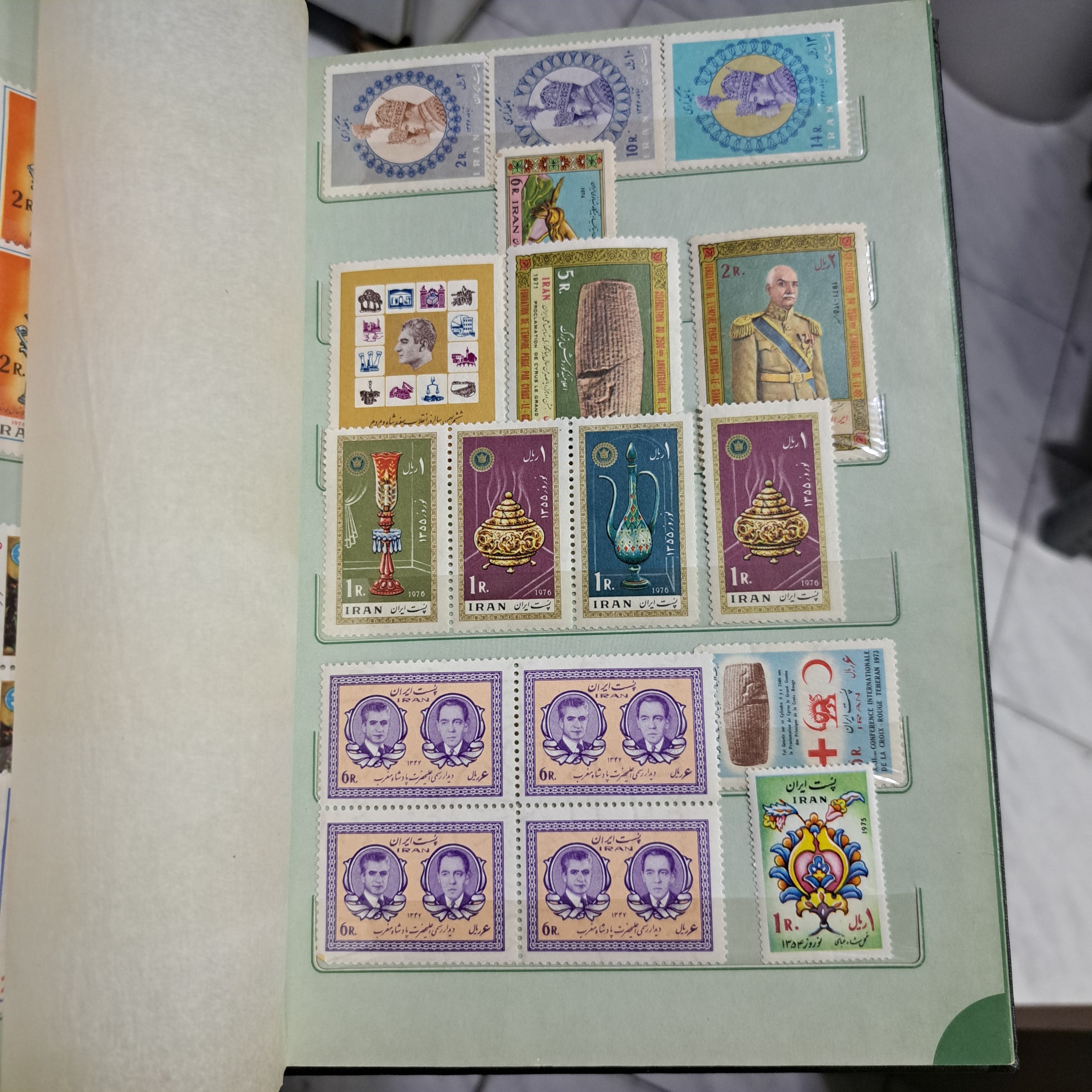 حدود 400 عدد تمبر