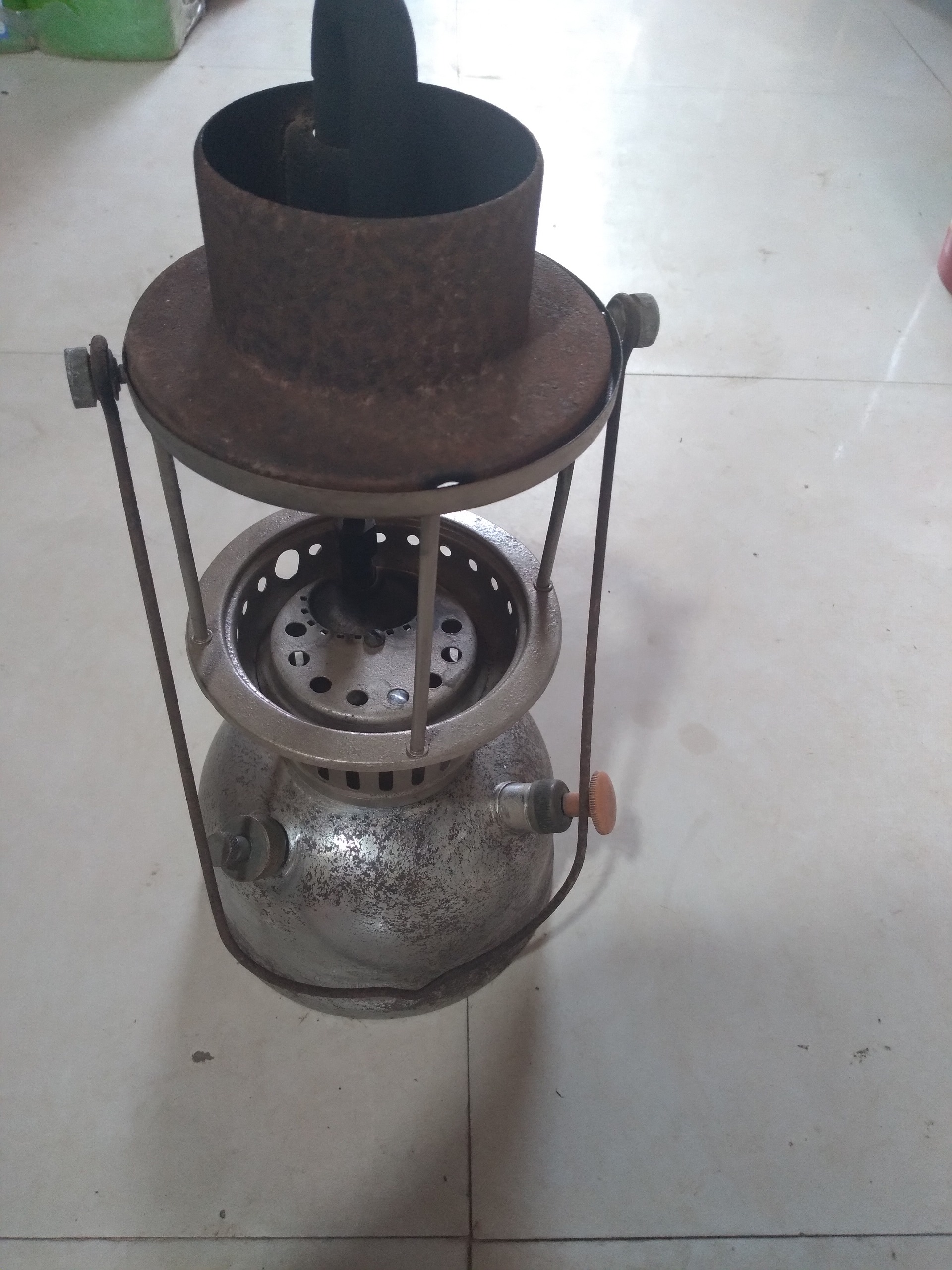 چراغ زنبوری درحال کار کردن است