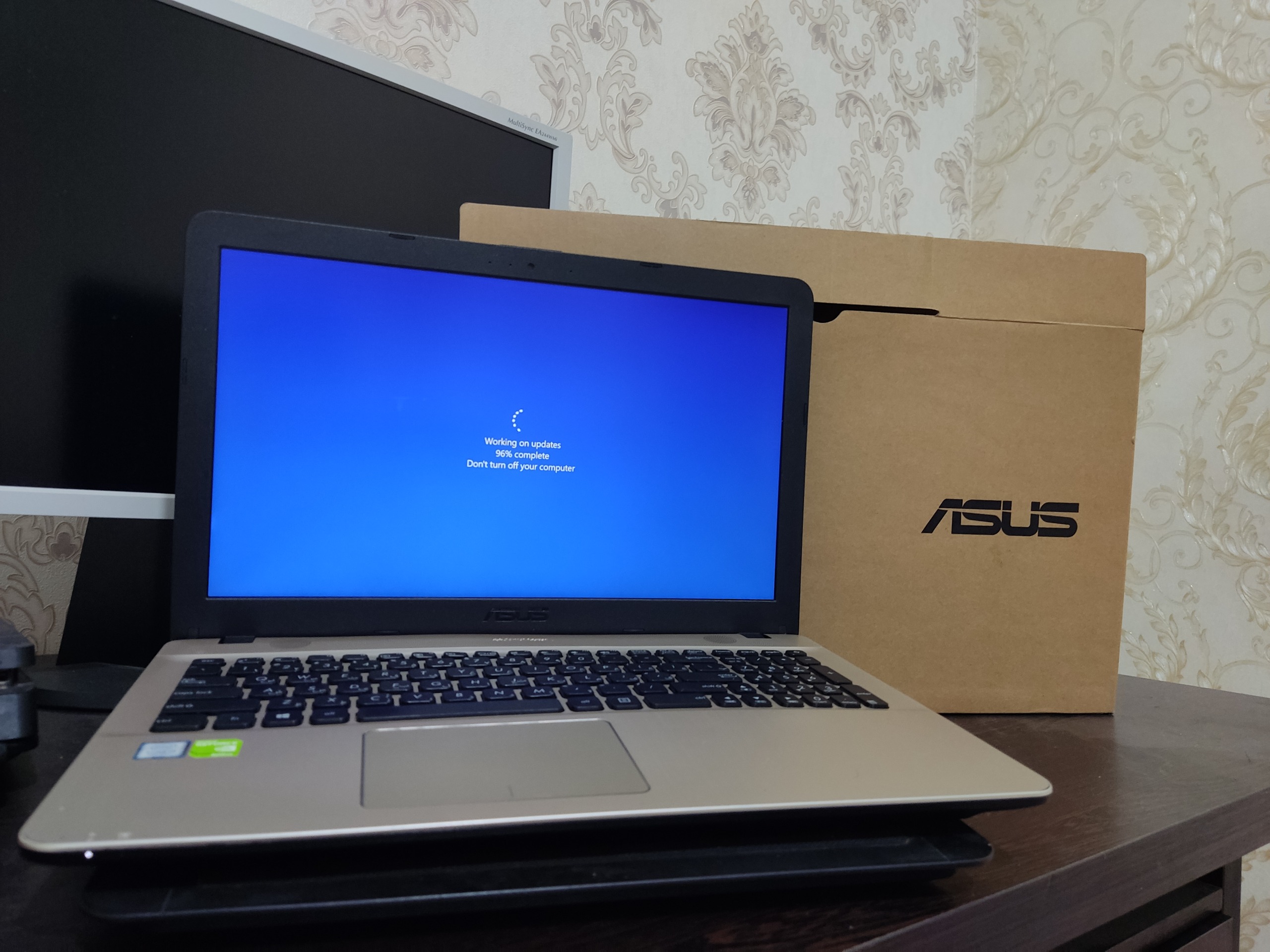 لپ تاپ asus در حد نو نسل هفتم i5 گراف2