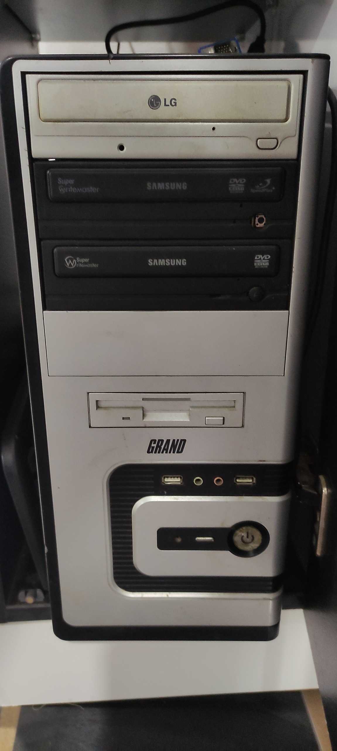 کامپیوتر و مانیتور core i3/8g/2t/gt 730 4g