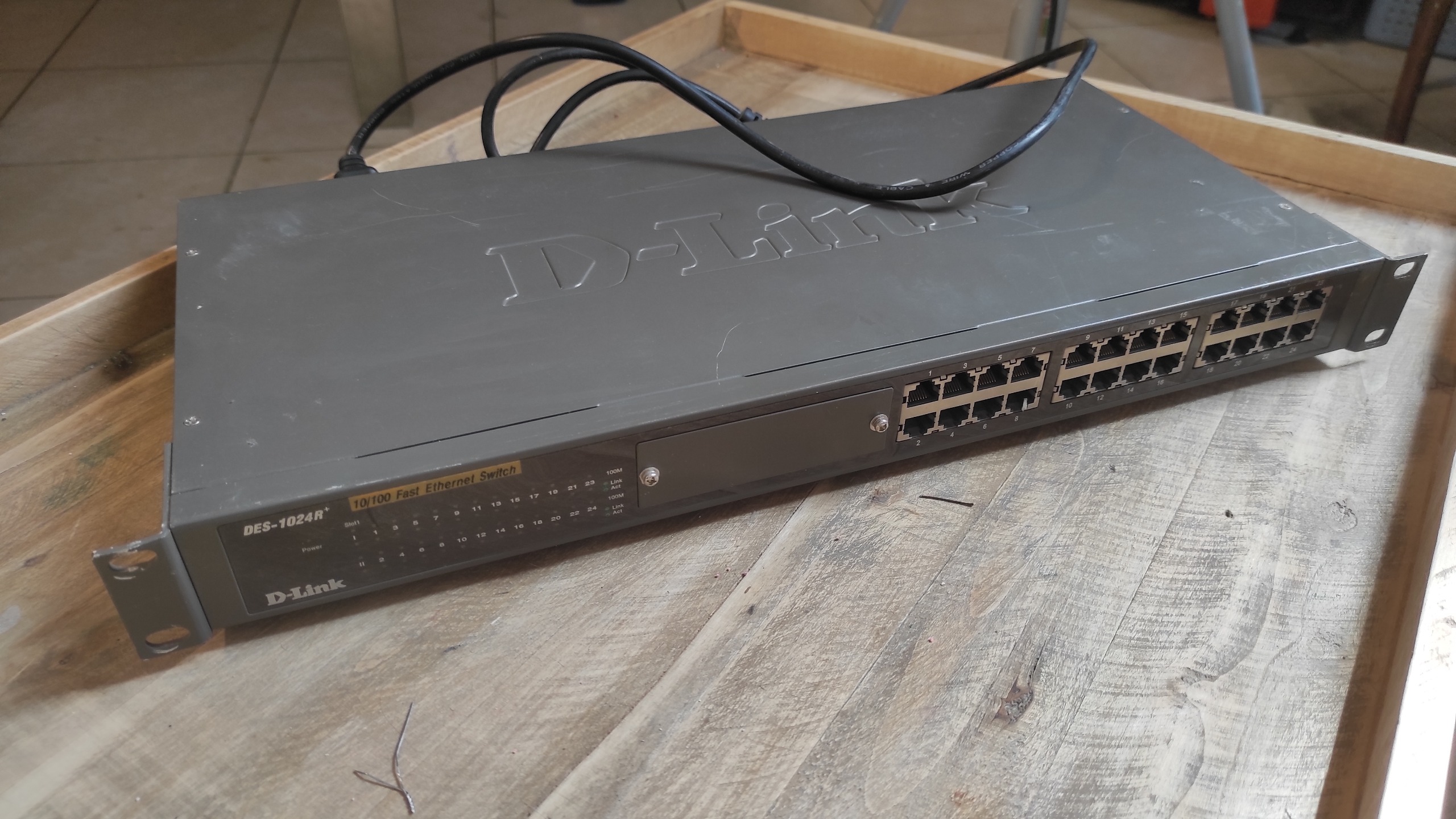 سوئیچ D-Link DES-1024R 24