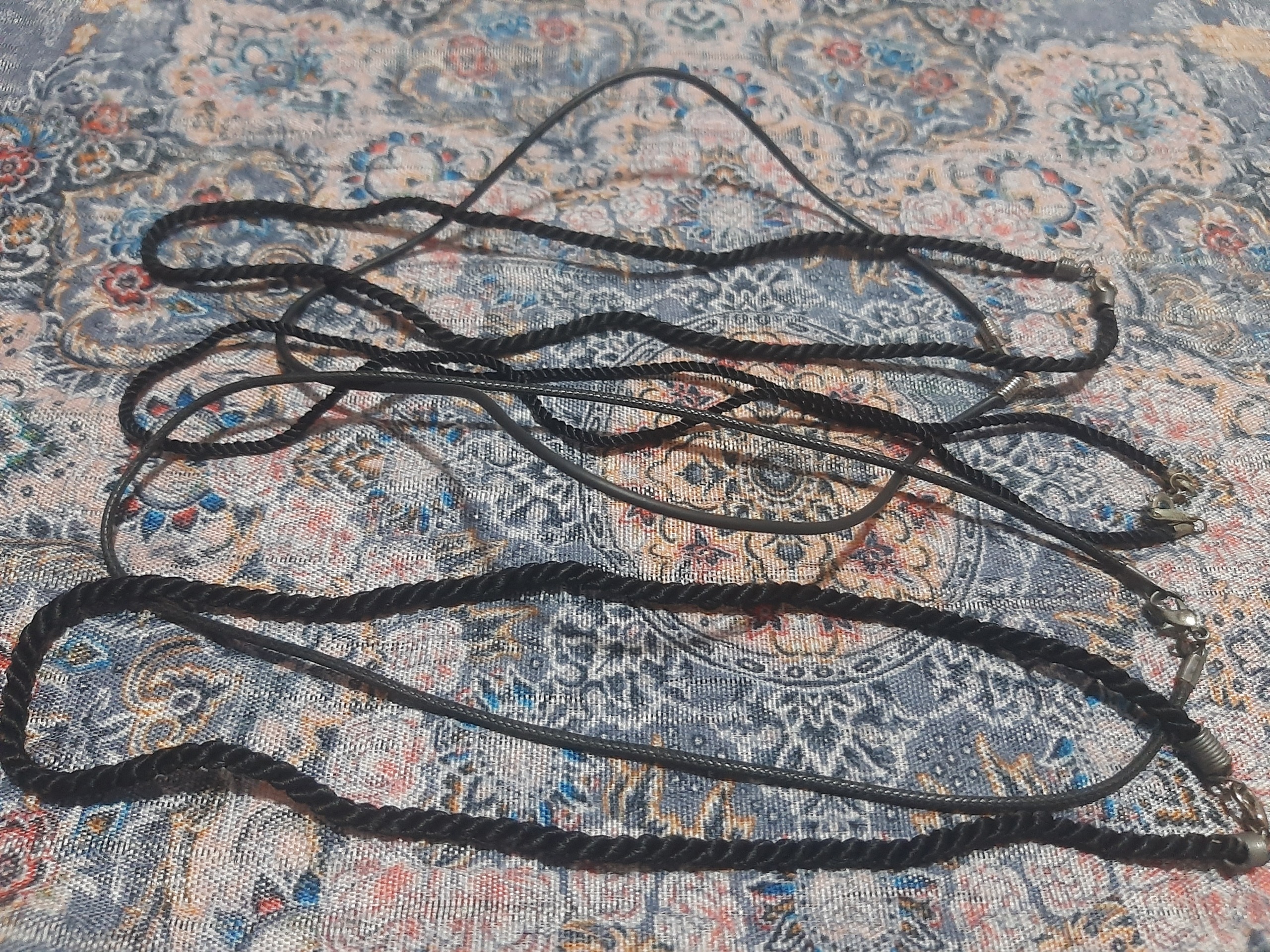 گردنبند مشکی لاستیکی و ابریشمی