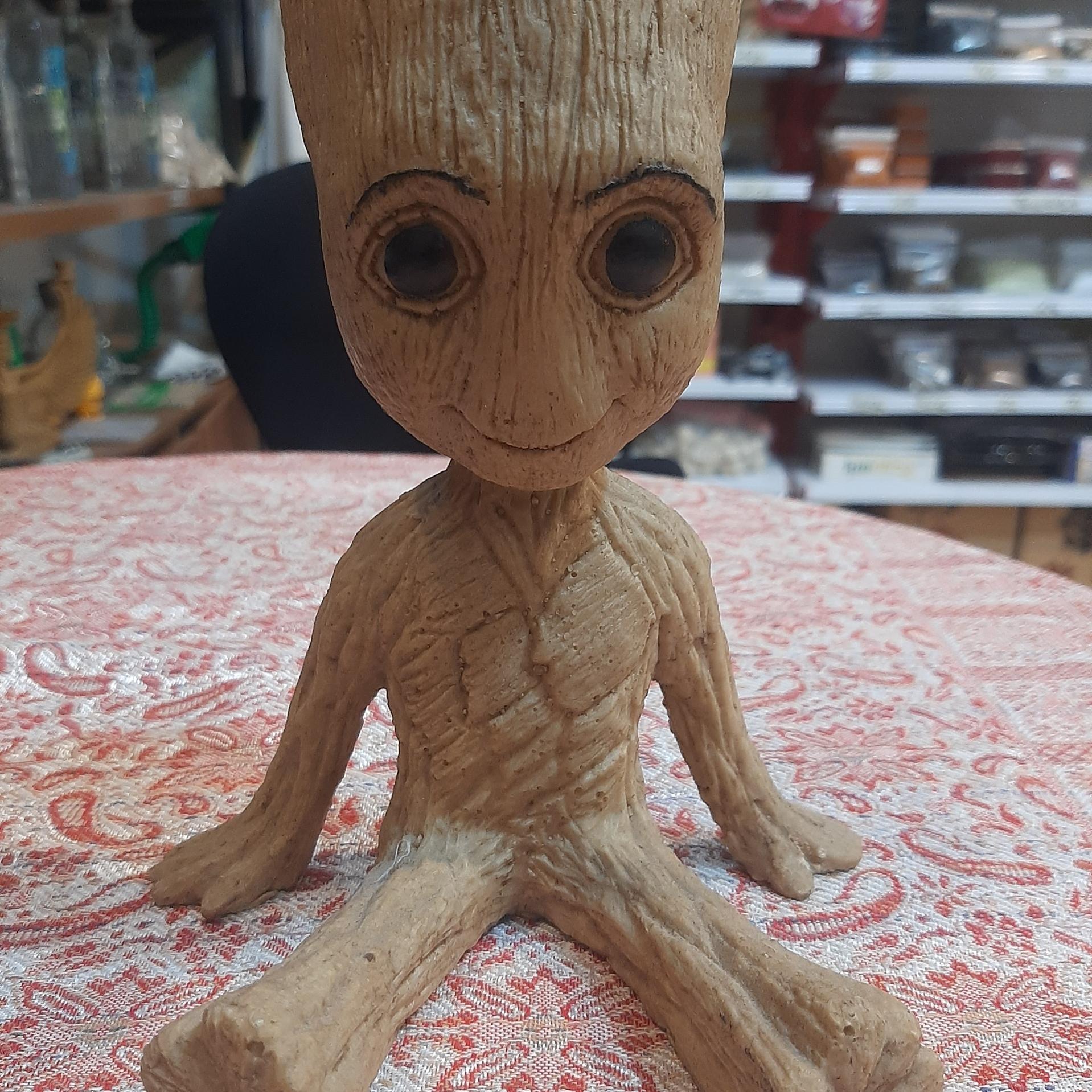بچه درخت نشسته