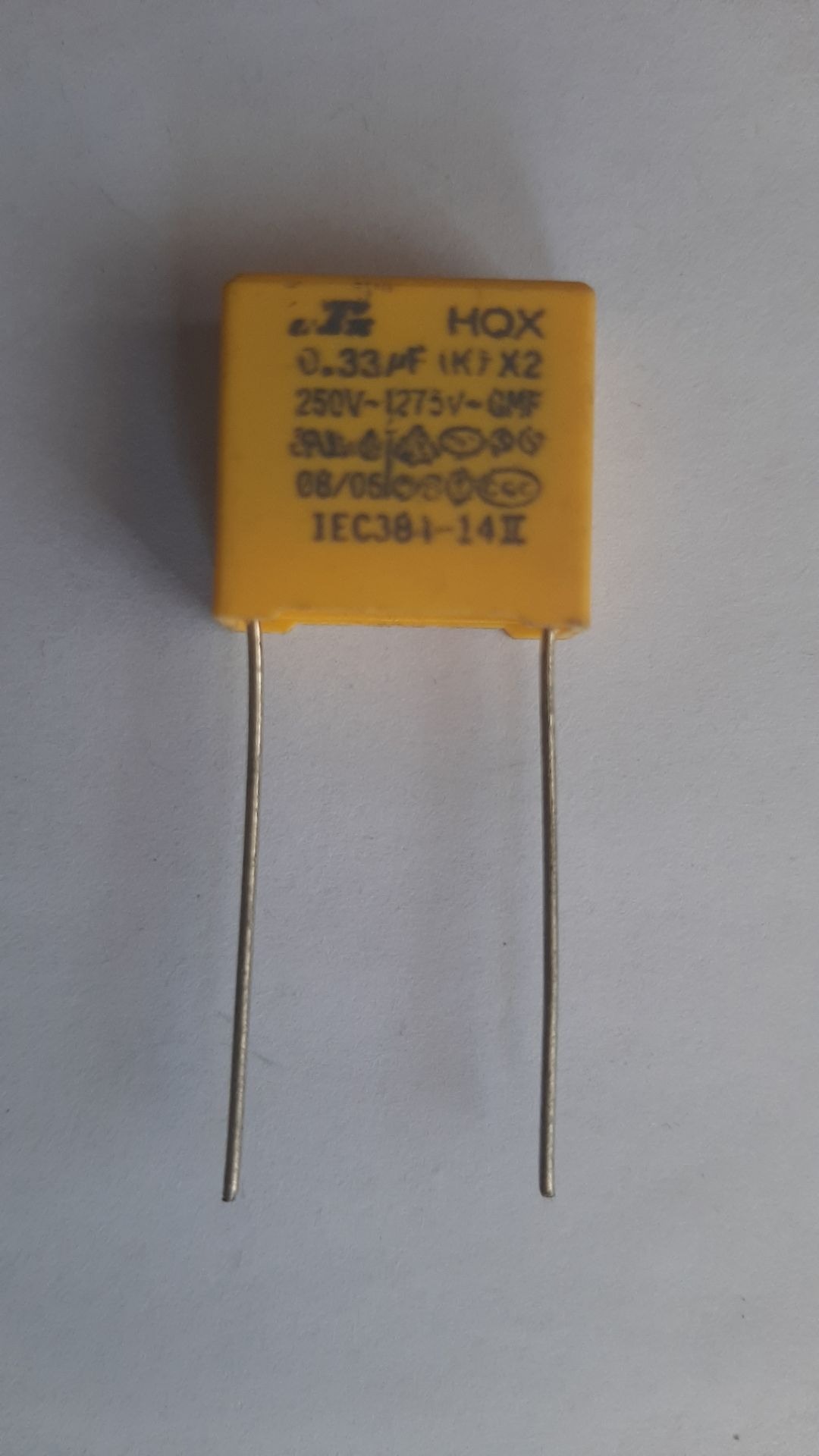 خازن MKT 330nF-275V Ac بسته 100 عددی