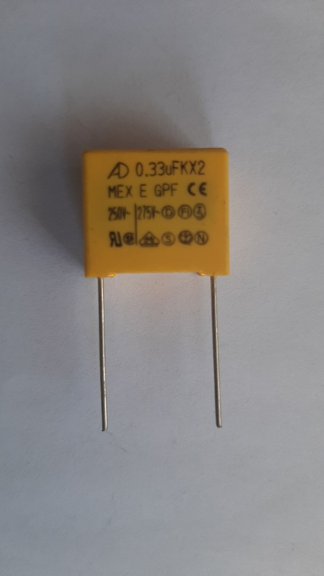 خازن  MKT 330nF-275V Ac بسته 90 عددی