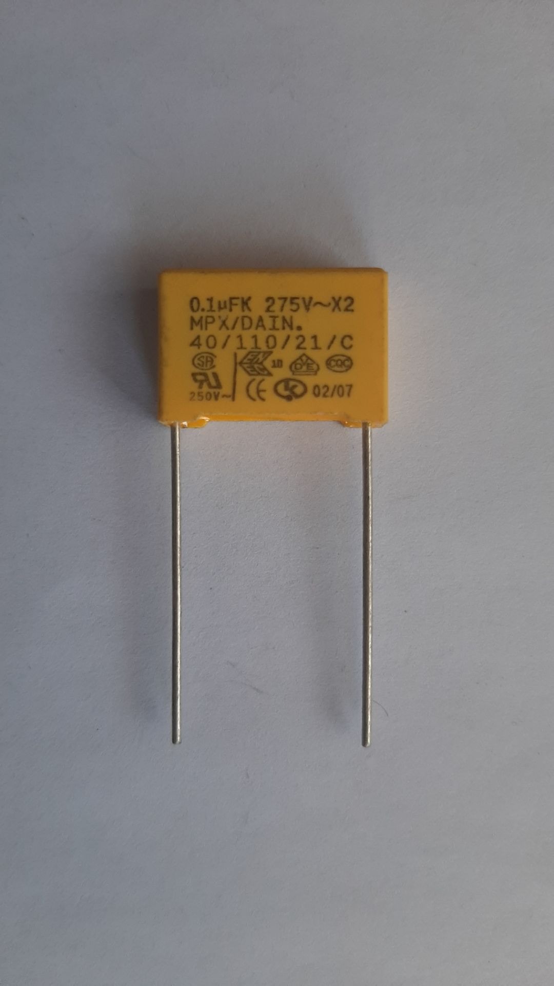 خازن MKT 100nF-275V AC بسته 100 عددی