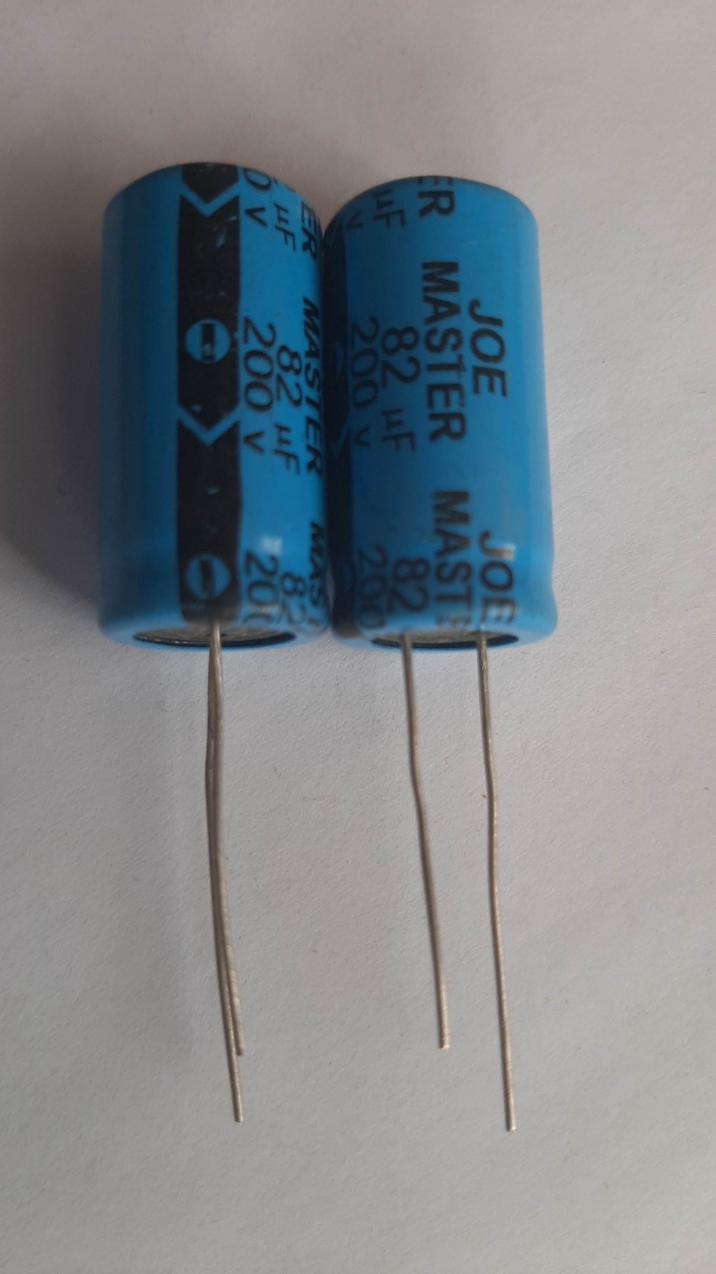 خازن الکترولیتی 82uF - 200 V بسته 100 عددی