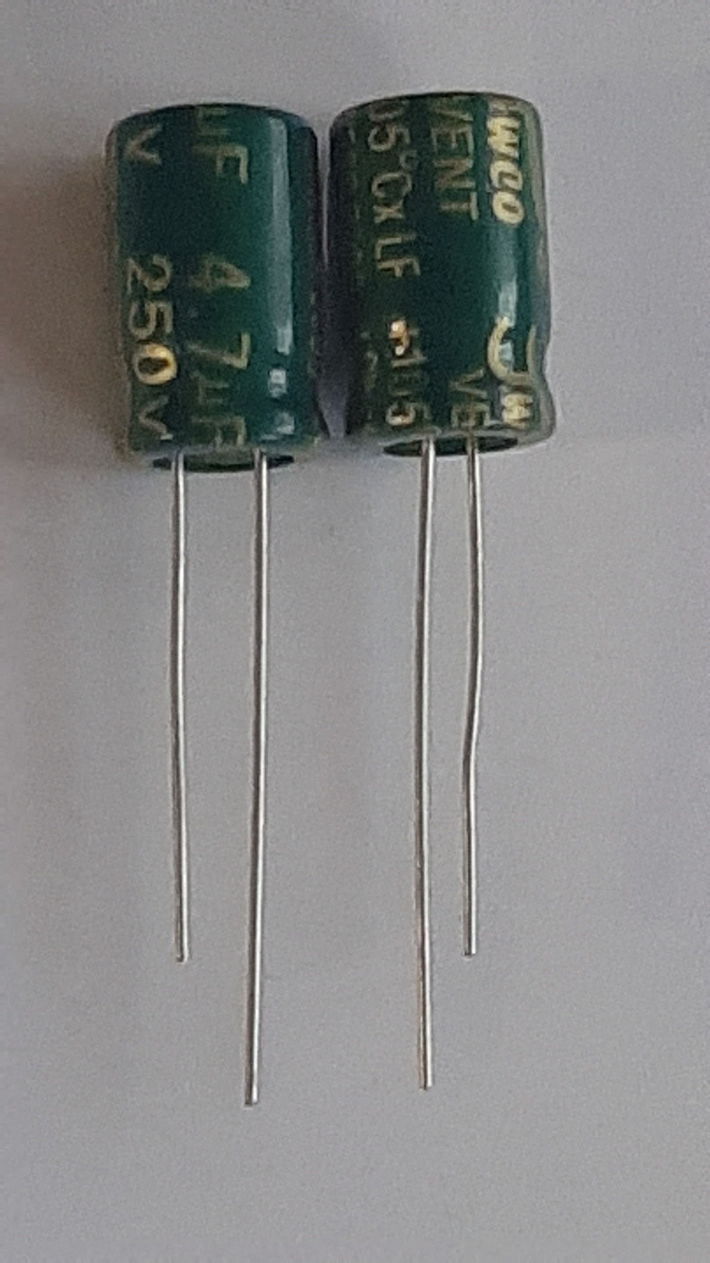 خازن الکترولیتی 4.7uF - 250V بسته 184 عددی