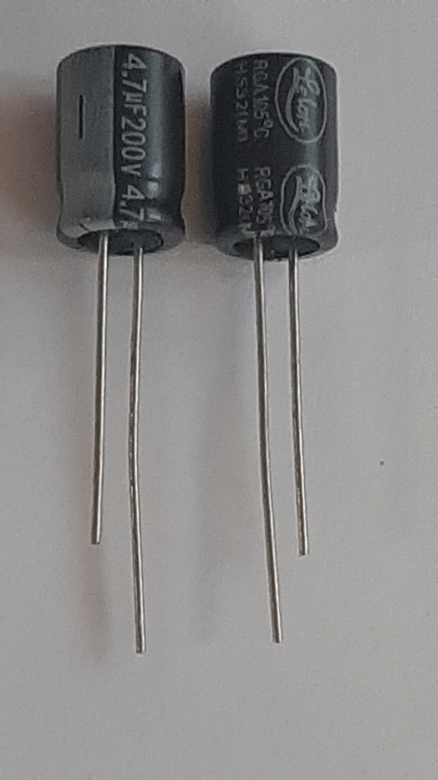 خازن الکترولیتی 4.7uF - 200V بسته 196 عددی