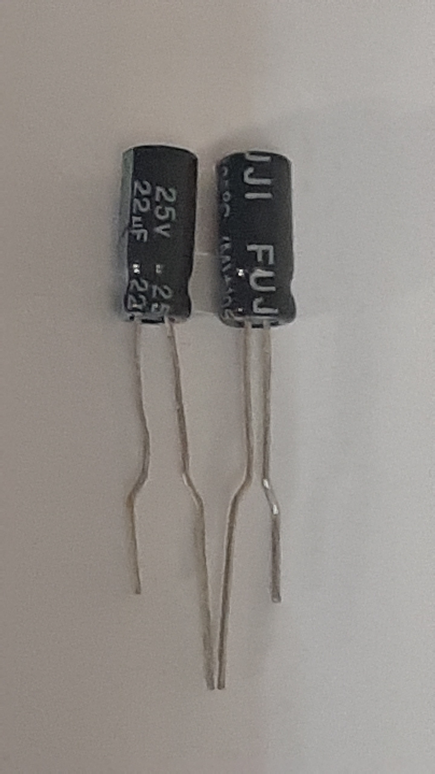 خازن الکترولیتی 22uF - 25V بسته 115 عددی