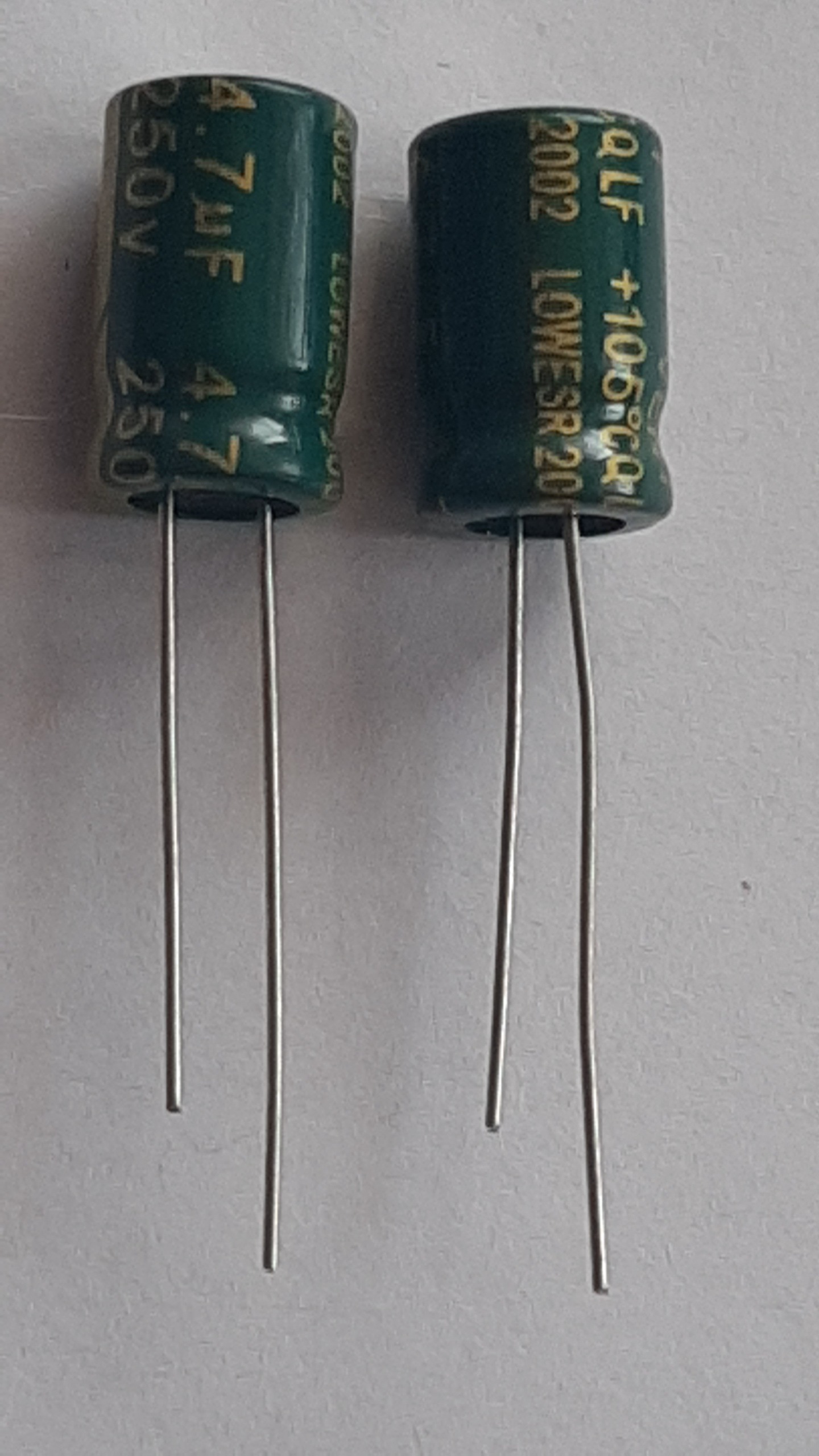 خازن الکترولیتی 4.7uF - 250V  بسته 100 عددی