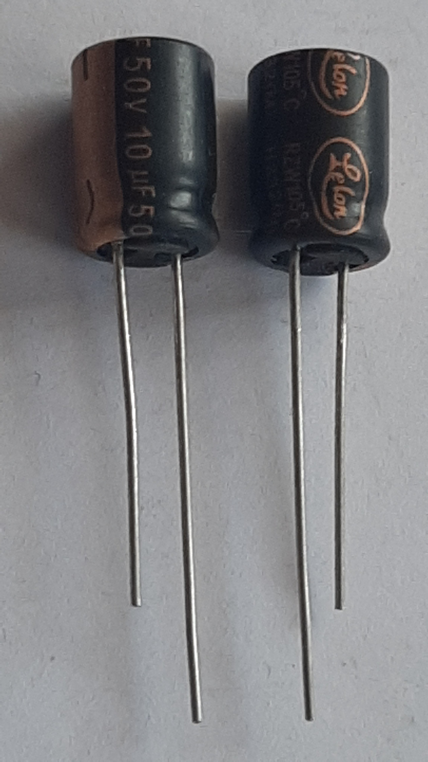 خازن الکترولیتی 10uF - 50 V بسته 100 عددی