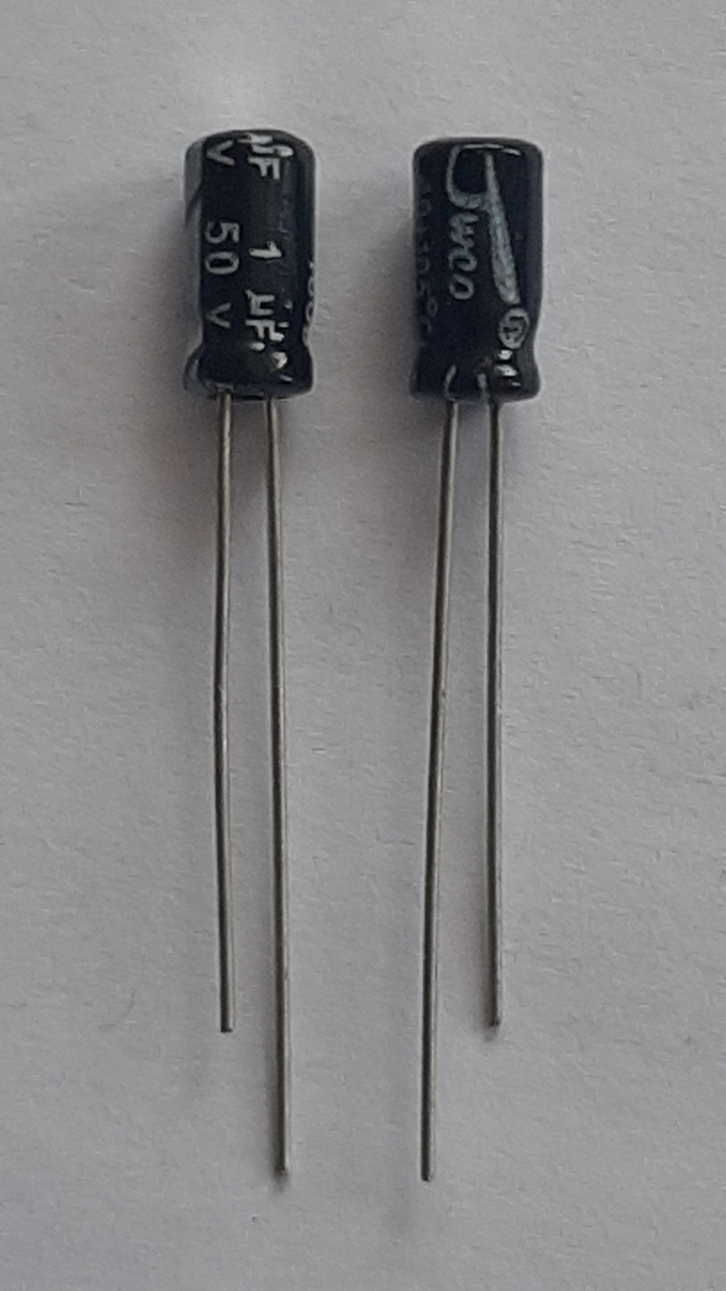 خازن الکترولیتی 1uF - 50 V بسته 100 عددی