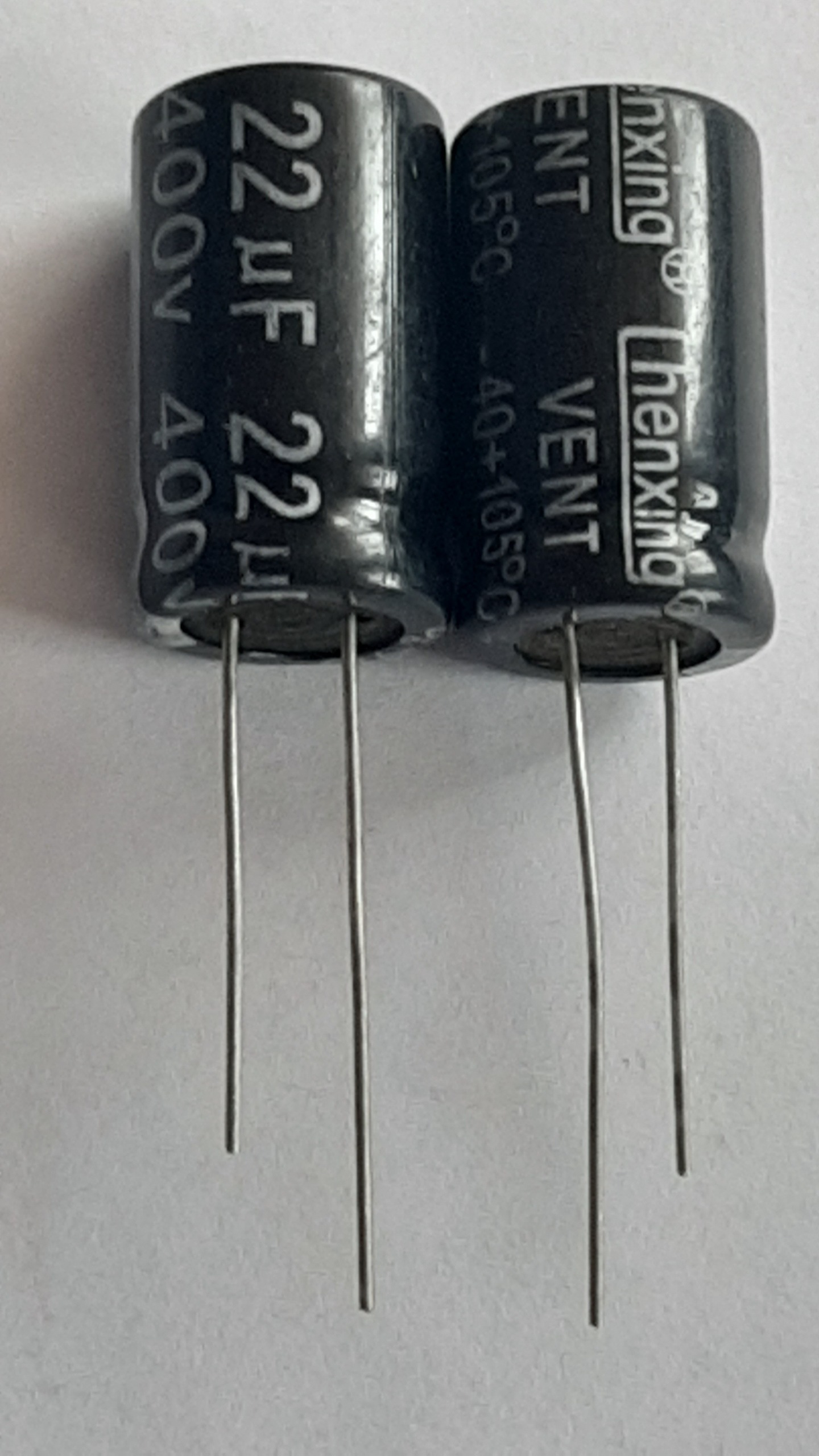خازن الکترولیتی 22uF - 400 V بسته 18 عددی