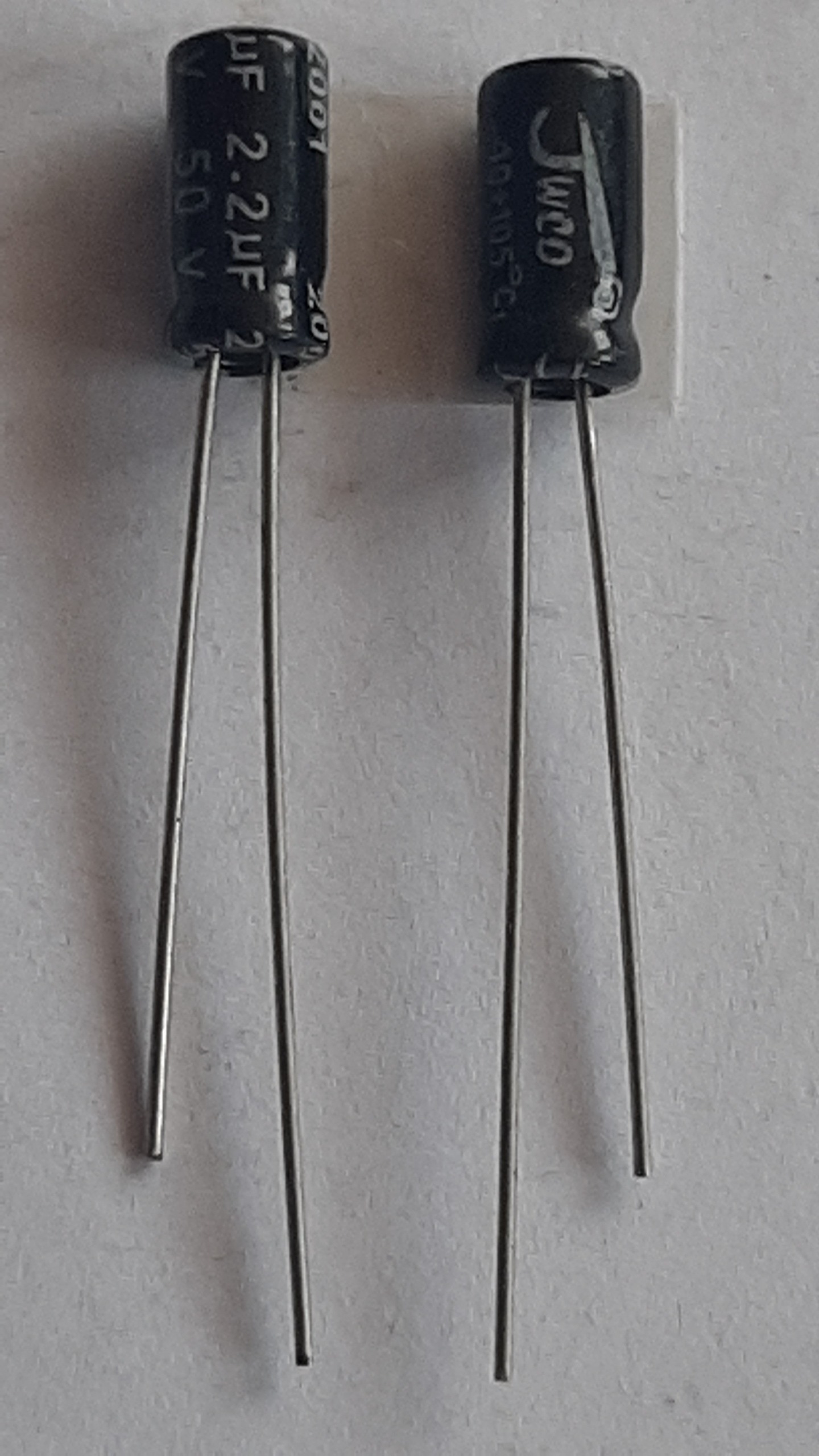 خازن الکترولیتی 2.2uF - 50V بسته 100 عددی