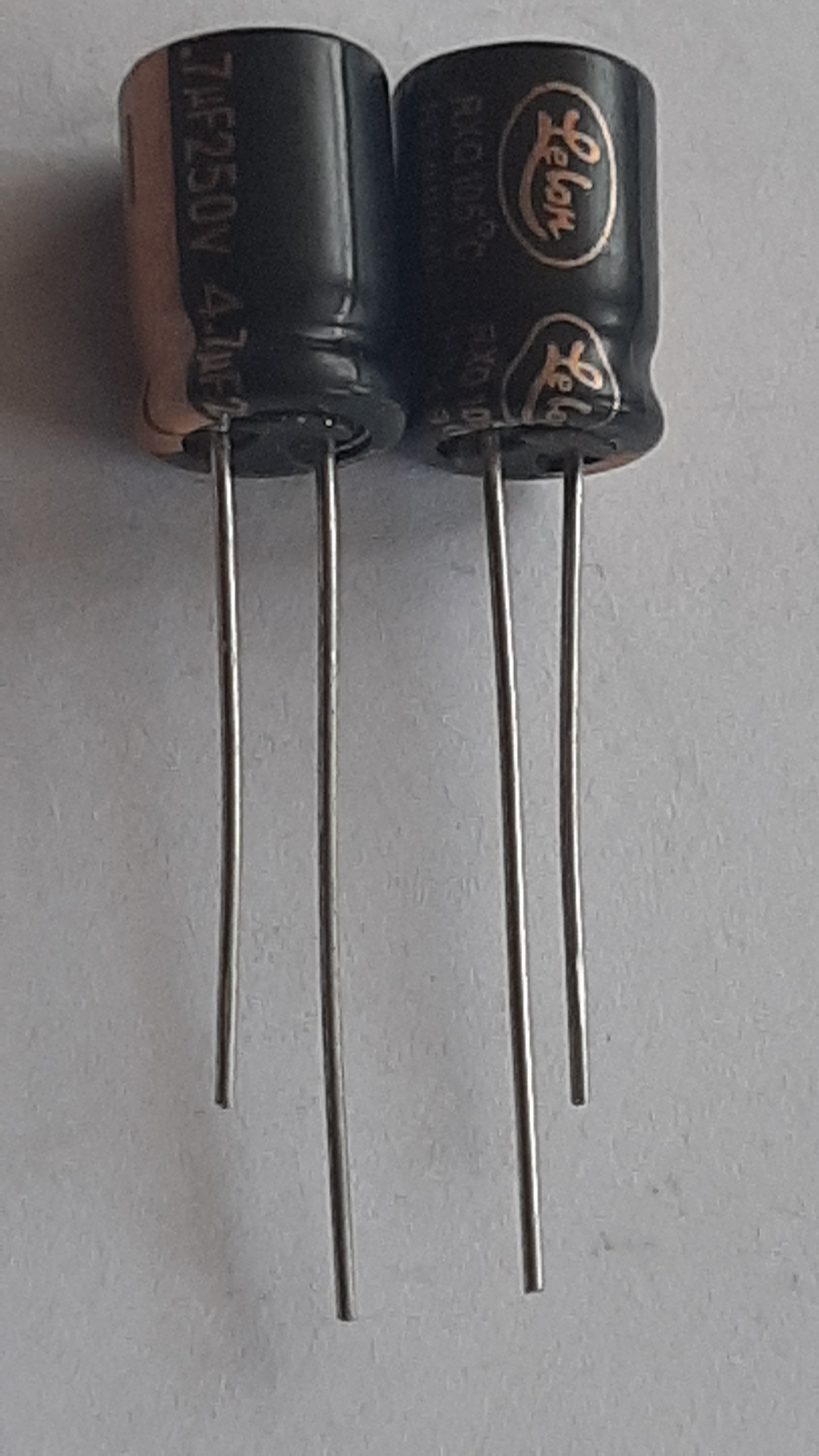 خازن الکترولیتی 4.7uF - 250 V بسته 37 عددی