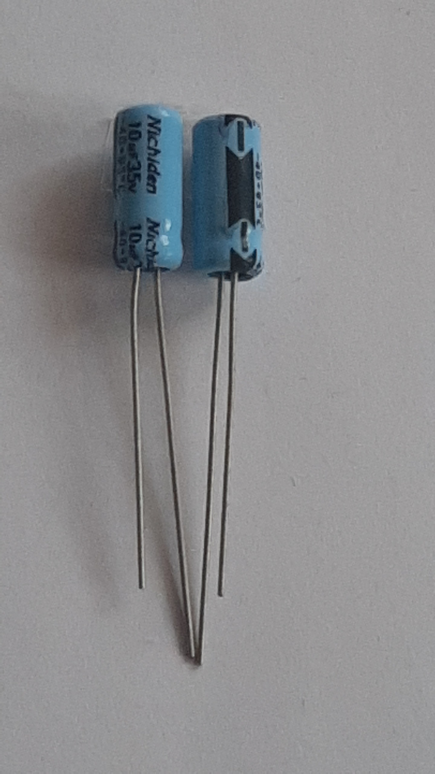 خازن الکترولیتی 10uF - 35V بسته 100 عددی