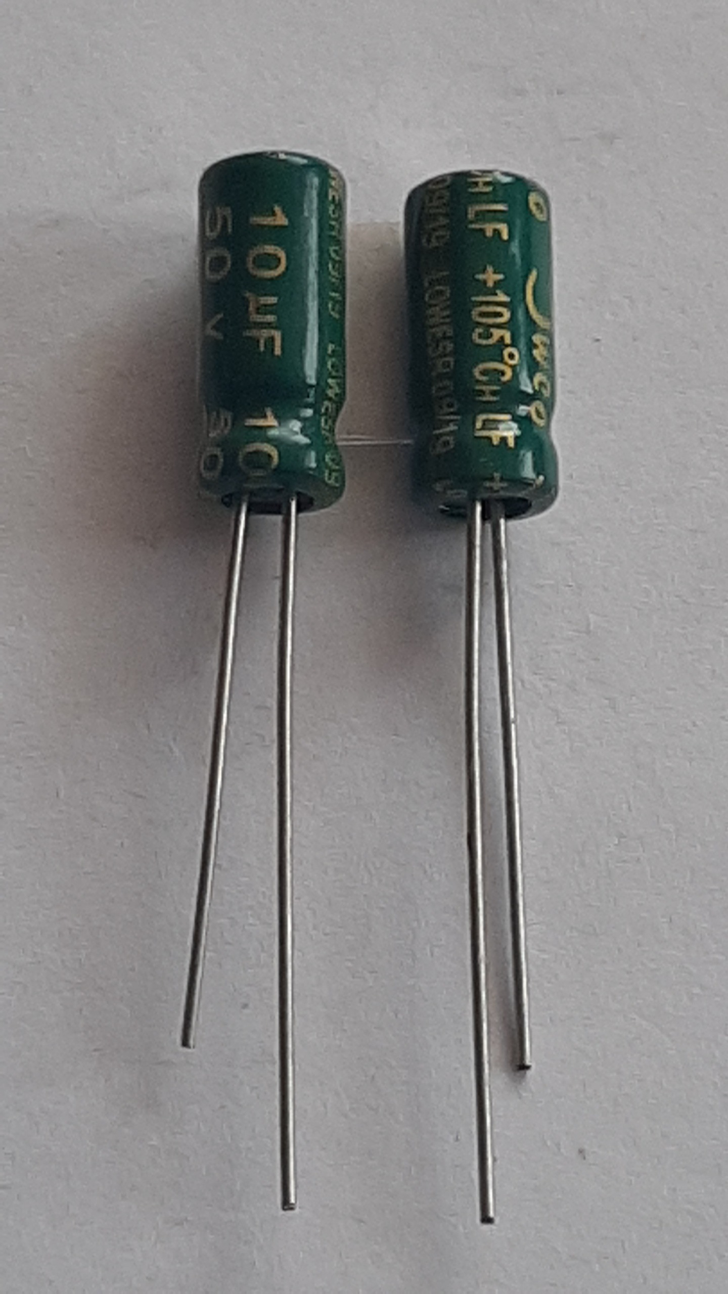 خازن الکترولیتی 10uF - 50 V بسته 100 عددی