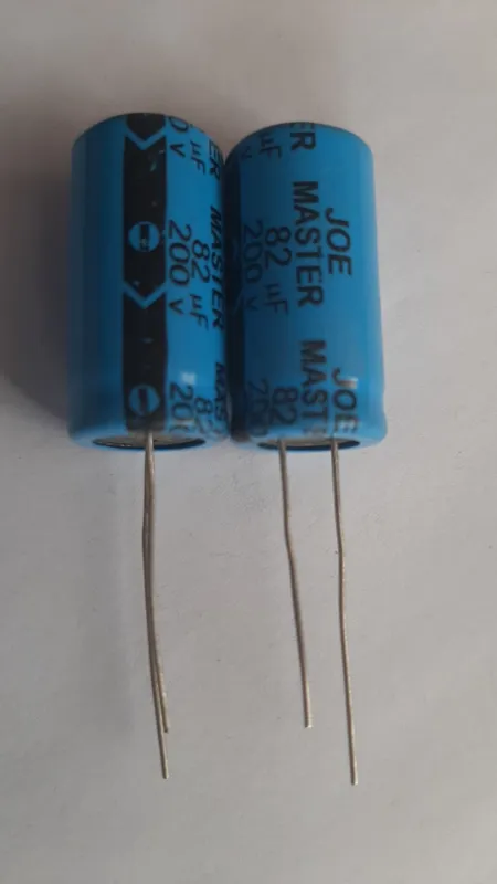 خازن الکترولیتی 82uF 200 V بسته 100 عددی